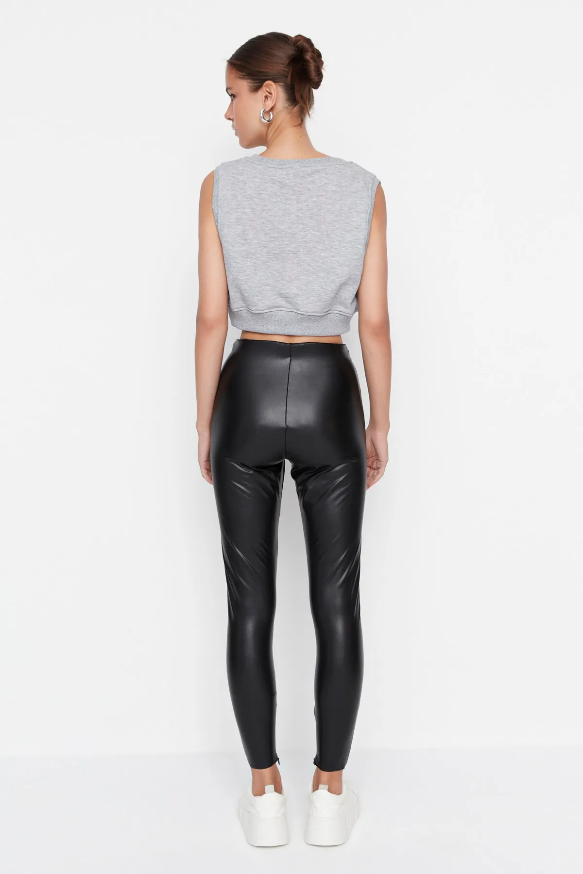 Trendyol Collection  Schwarze Leggings mit geripptem Detail in Lederoptik TWOAW23TA00011