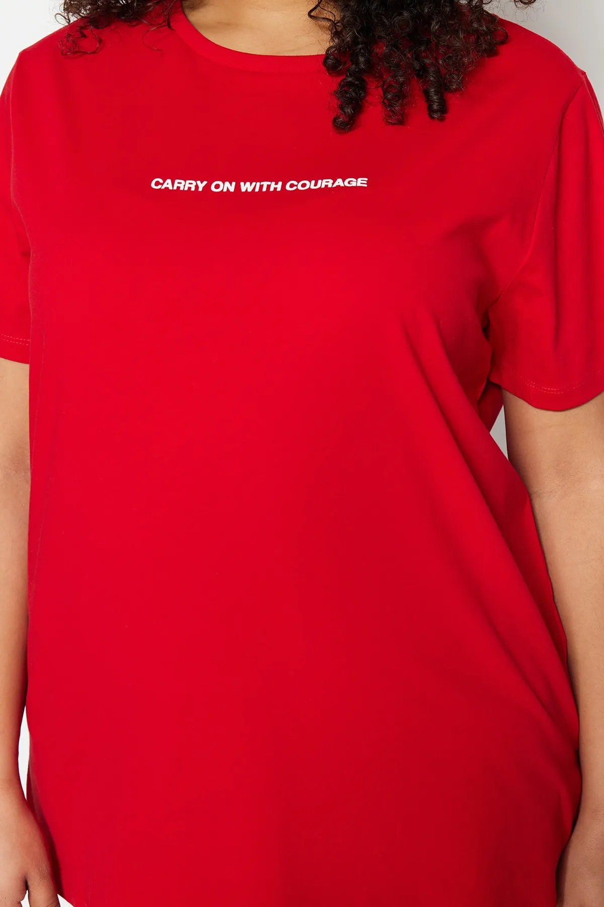 Trendyol Curve  Rotes bedrucktes Strick-T-Shirt mit Rundhalsausschnitt TBBSS23BF00022