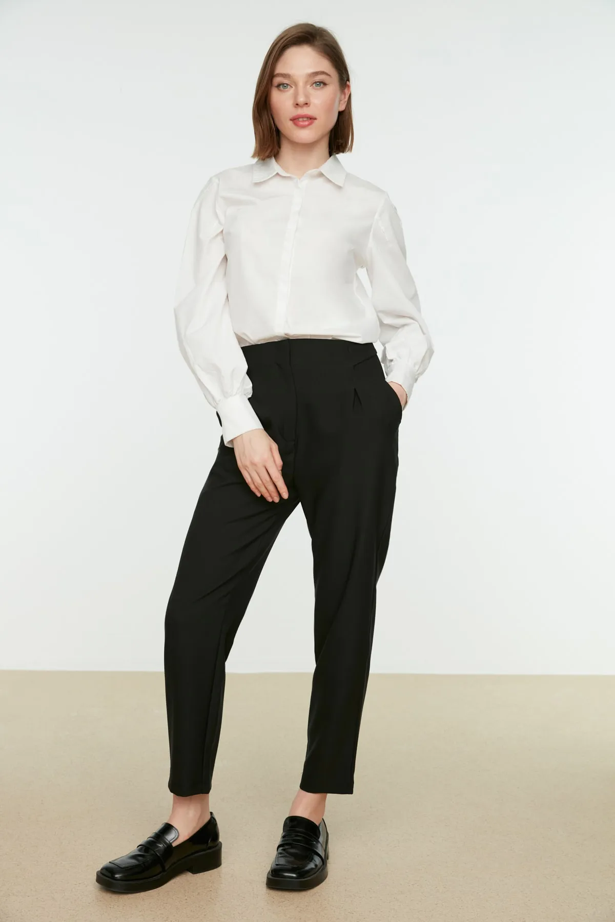 Trendyol Modest  Schwarze gewebte Hose mit hohem Taillengürtel und detaillierten Falten TCTSS22TP0008