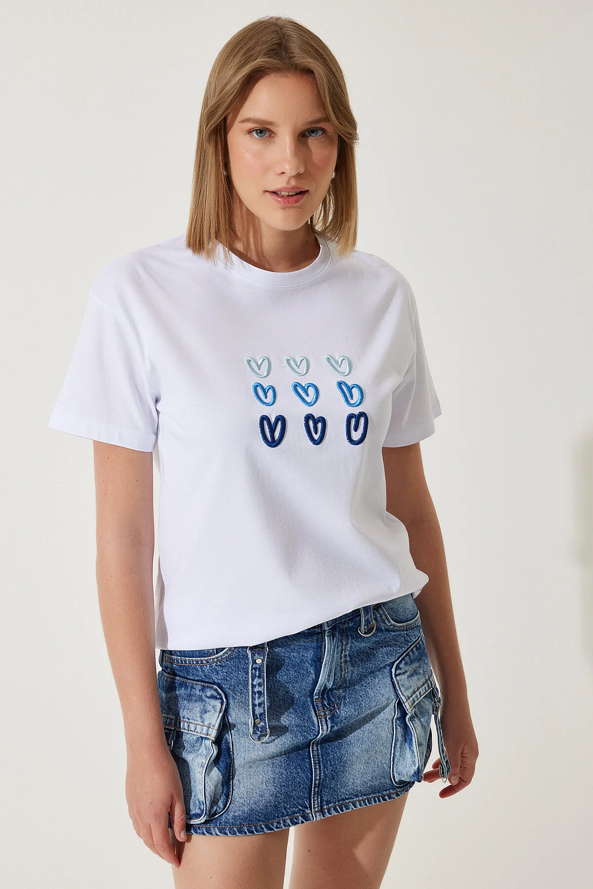 Happiness İstanbul  Weißes Damen-T-Shirt aus Baumwolle mit Herzstickerei MP00026