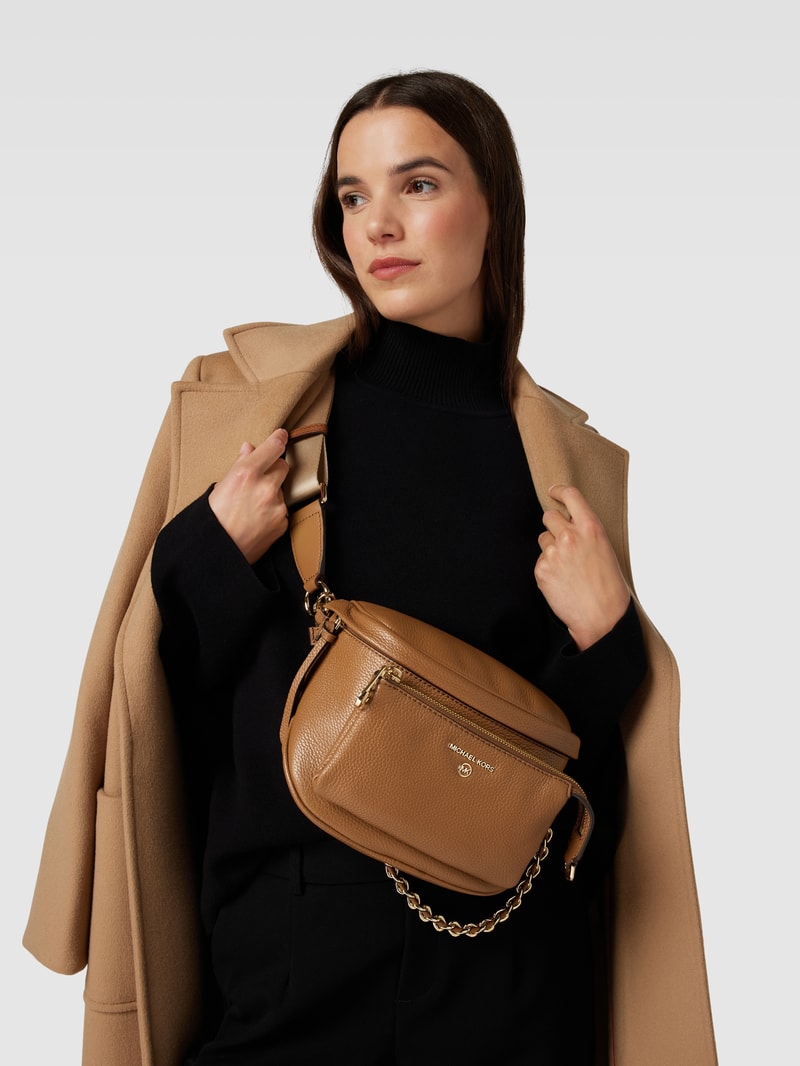 Crossbody Bag mit Label-Applikation Modell 'SLATER' in cognac