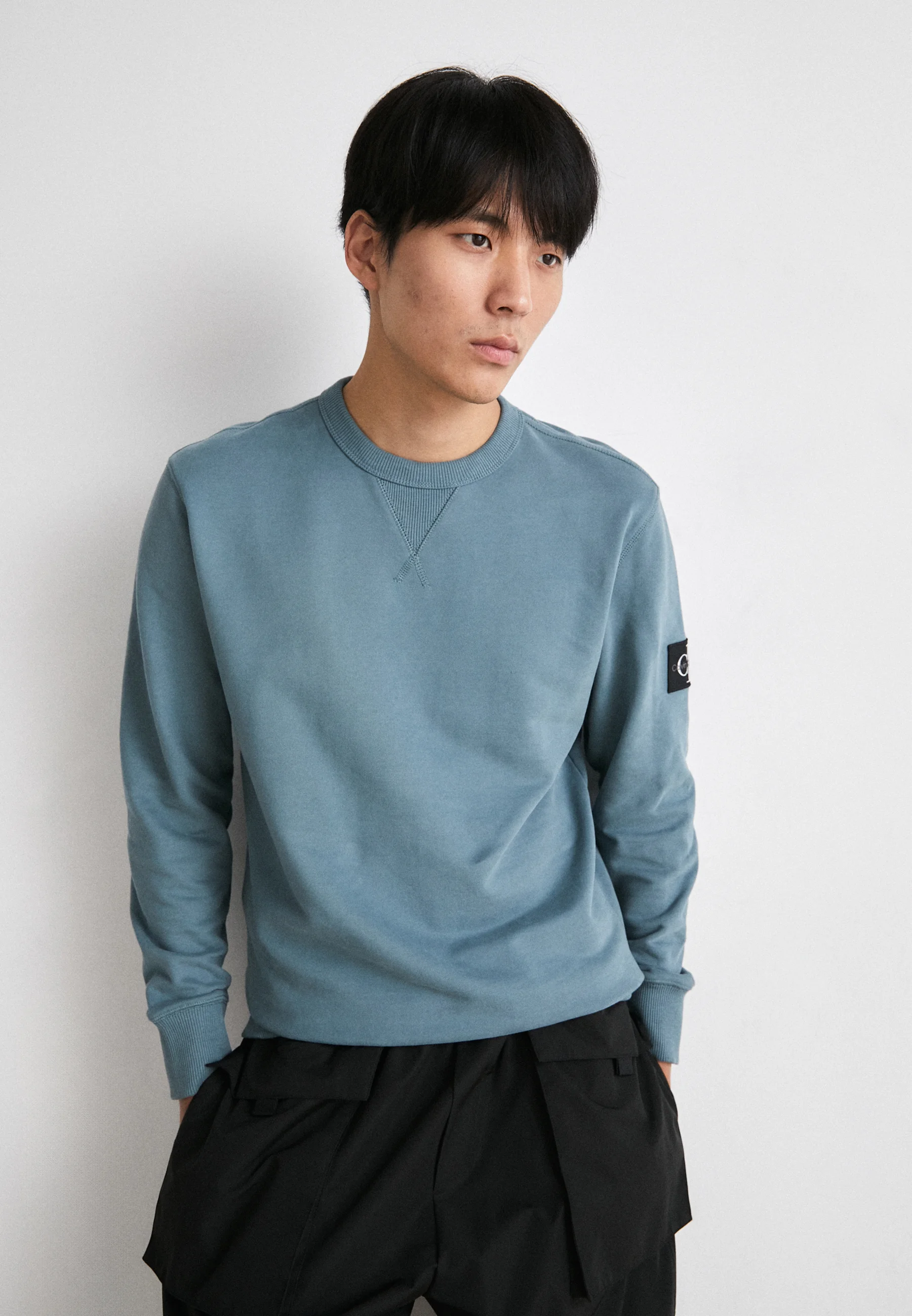 Sudadera con cuello redondo y insignia de Calvin Klein Jeans