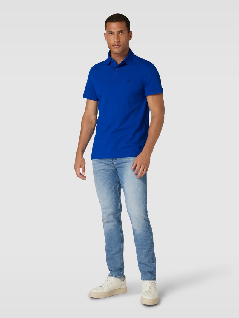 Poloshirt mit Label-Stitching in royalblau