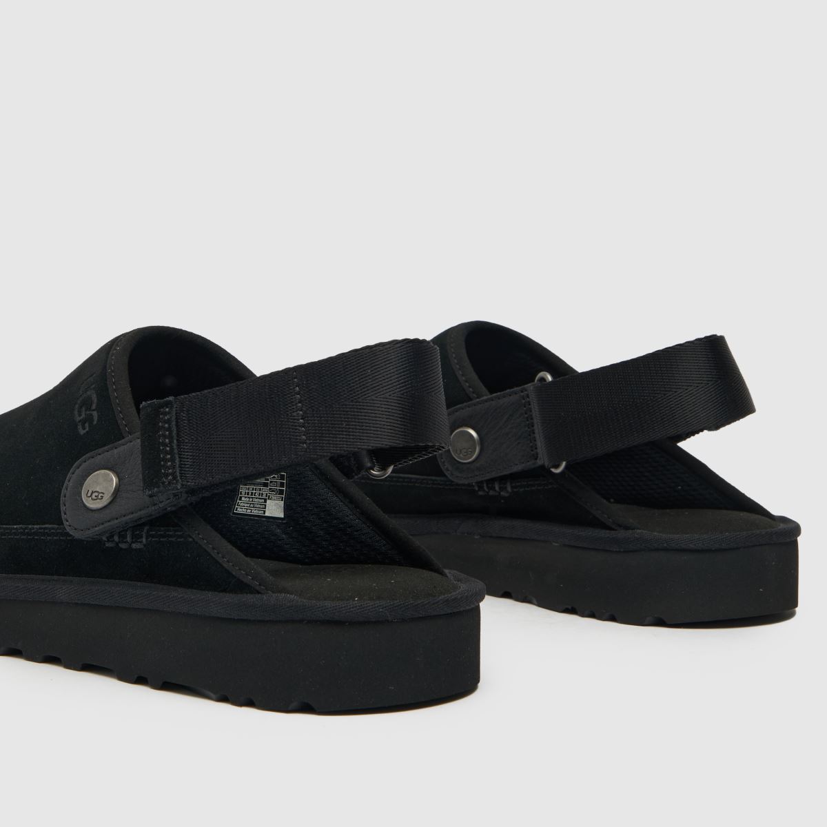 UGG Goldencoast klumpa szandál fekete színben