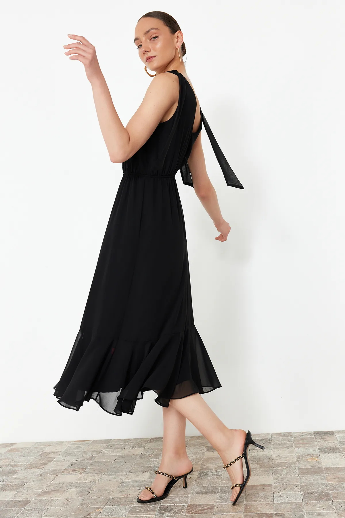 Trendyol Collection  Schwarzes A-Linien-Maxikleid aus gewebtem Chiffon mit elastischer Taille und Futter TWOSS24EL00804