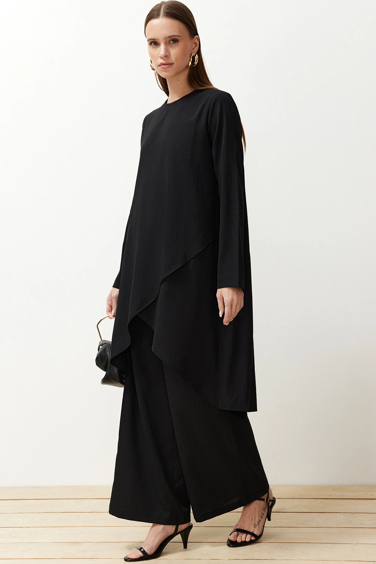 Trendyol Modest  Schwarzes asymmetrisches gewebtes Tunika-Hosen-Oberteil und Unterteil-Set TCTSS24US00074
