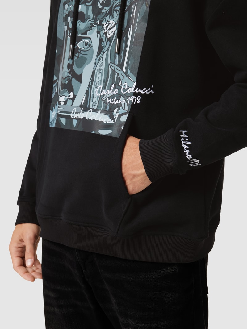 Hoodie mit Motiv-Print in schwarz