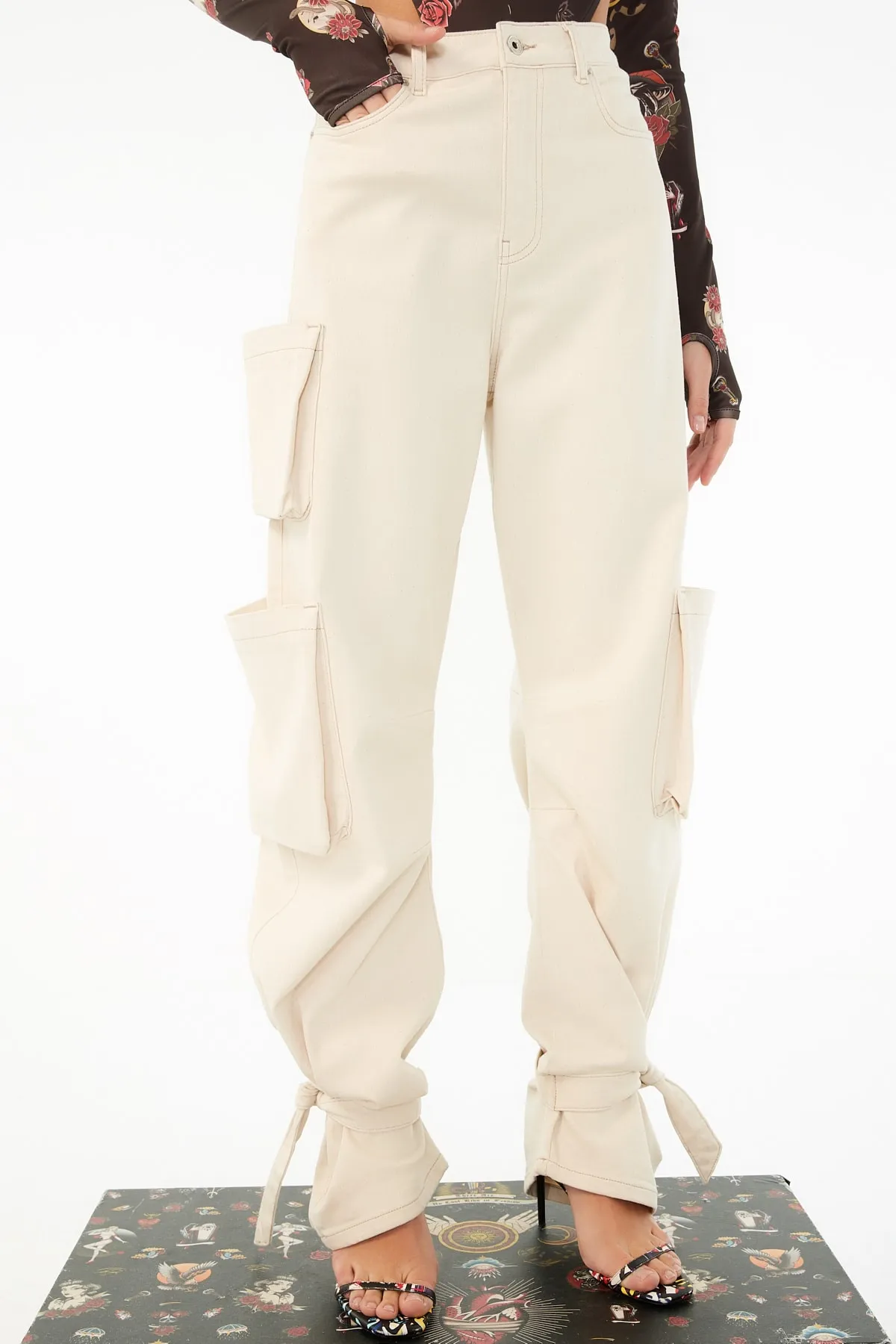 Trendyol Collection  X Zeynep Tosun Ecru Taschendetaillierte Jeans TPRSS22JE00000