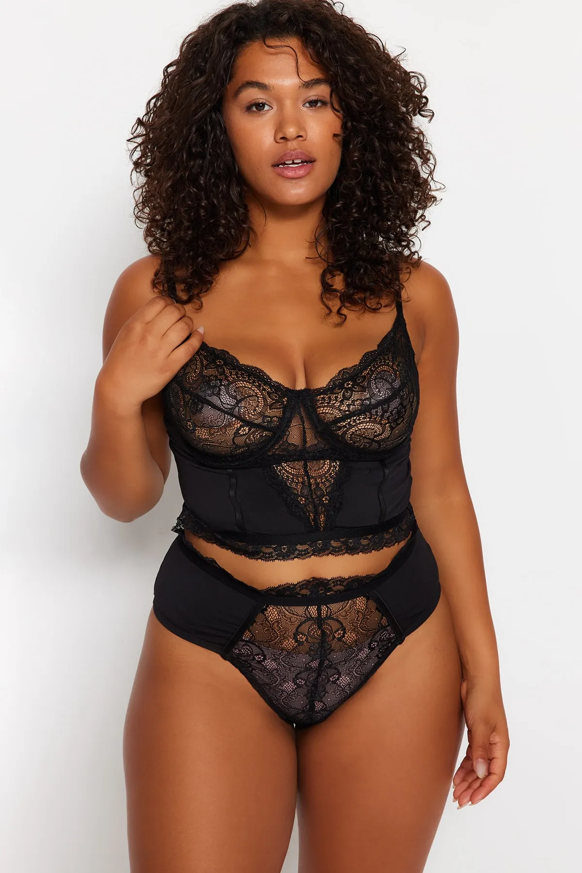Trendyol Curve  Detaillierte Bustier-Höschen-Unterwäsche-Sets mit schwarzer Spitze TBBSS23DG00000
