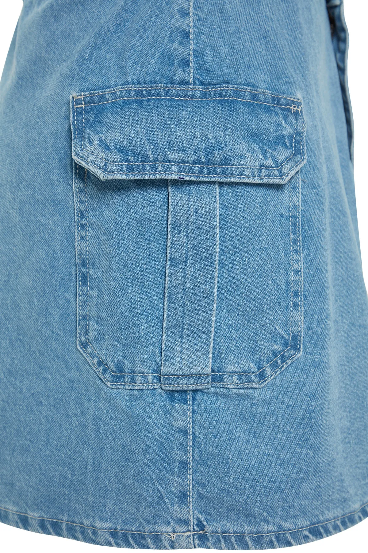 Trendyol Collection  Blauer Mini-Jeansrock mit Taschendetail TWOSS23ET00117