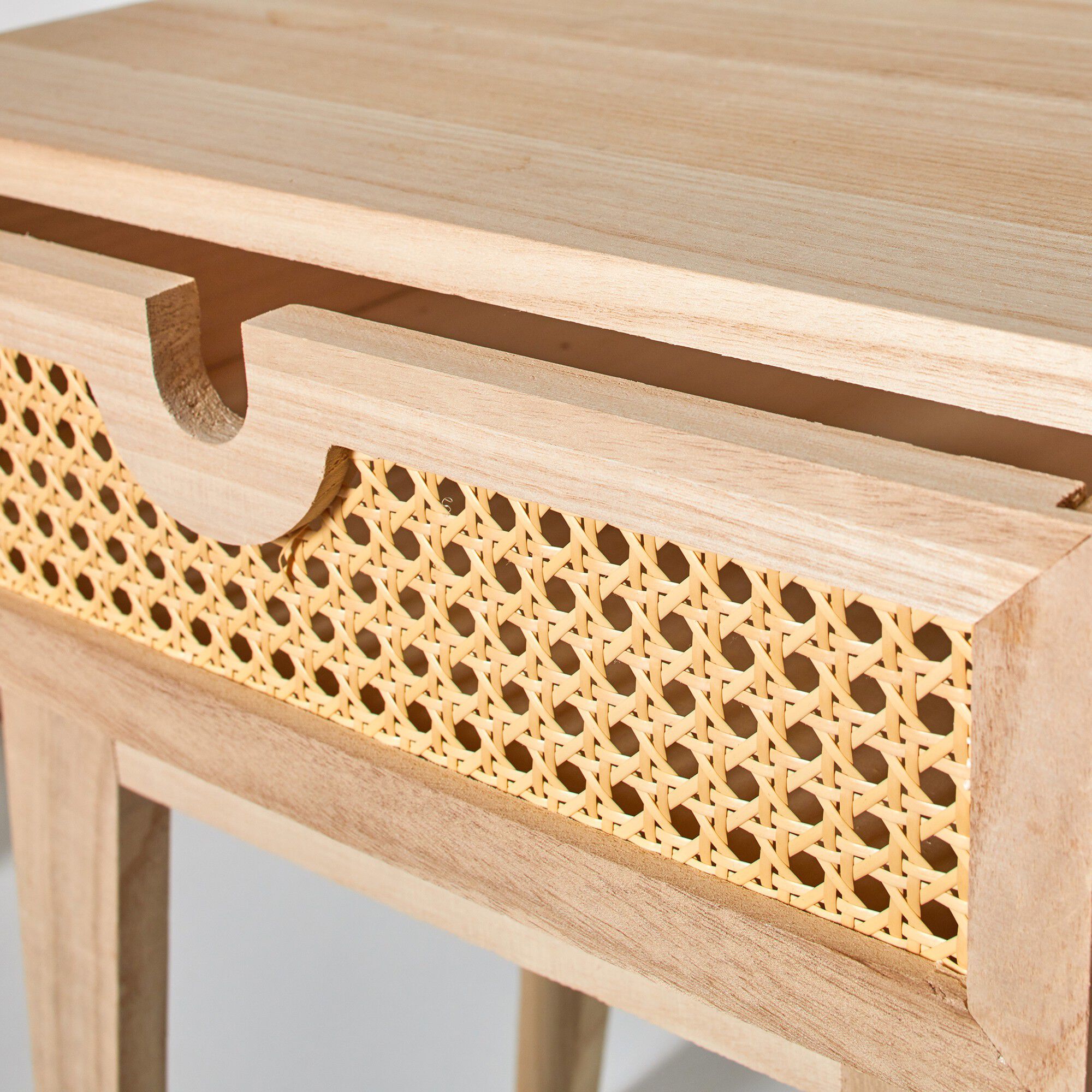 Chevet en bois et cannage