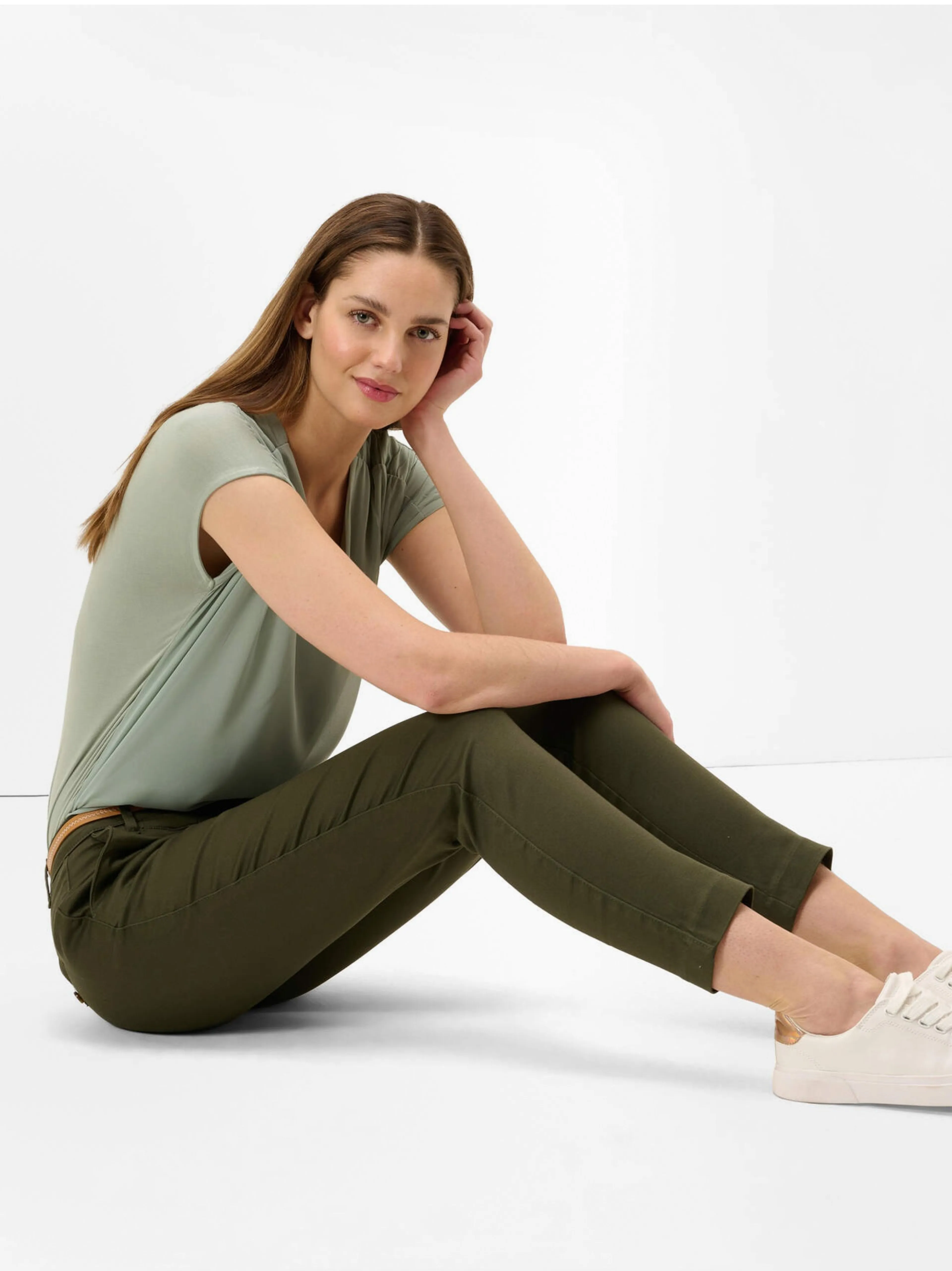 Khakifarbene abgeschnittene Chino Hose mit Gürtel ORSAY