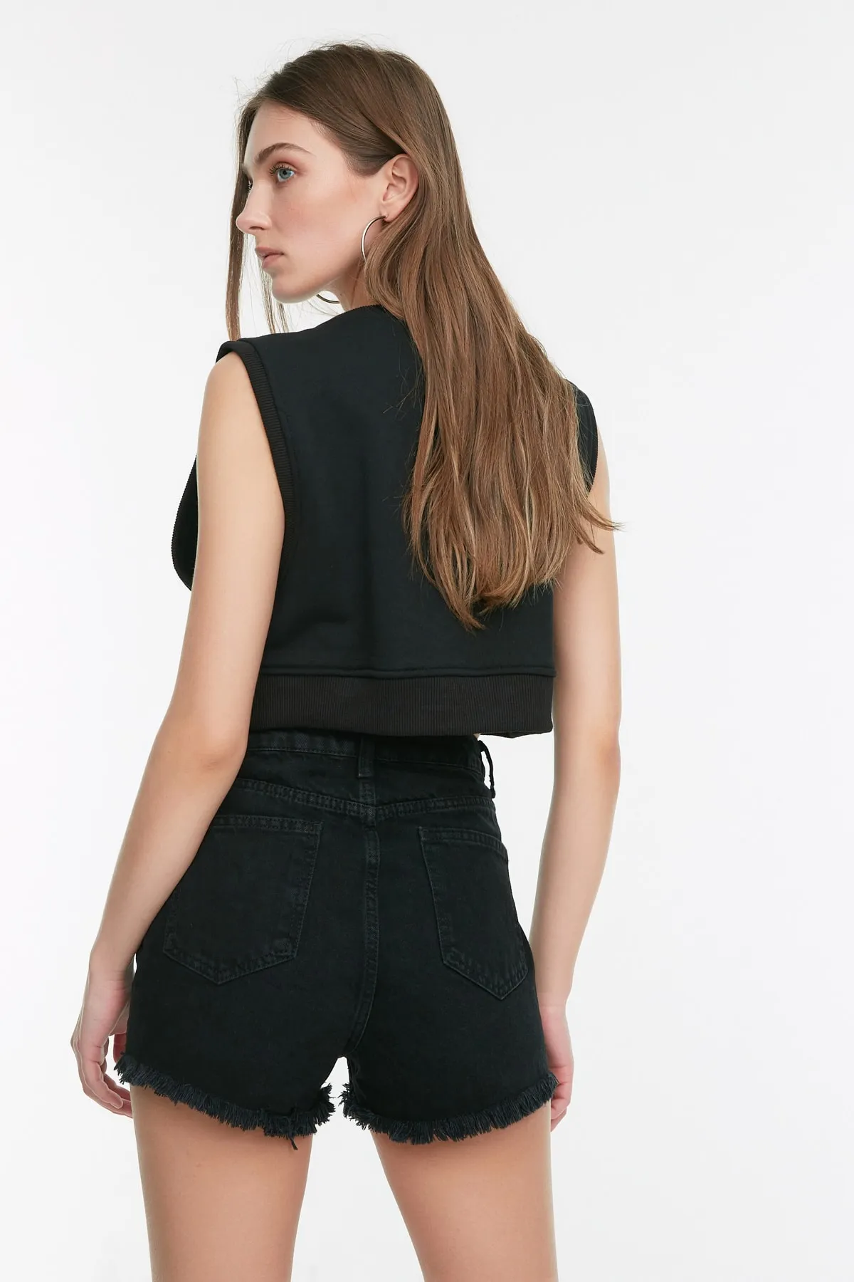 Trendyol Collection  Schwarze zerrissene Mini-Jeansshorts TWOSS22SR0566