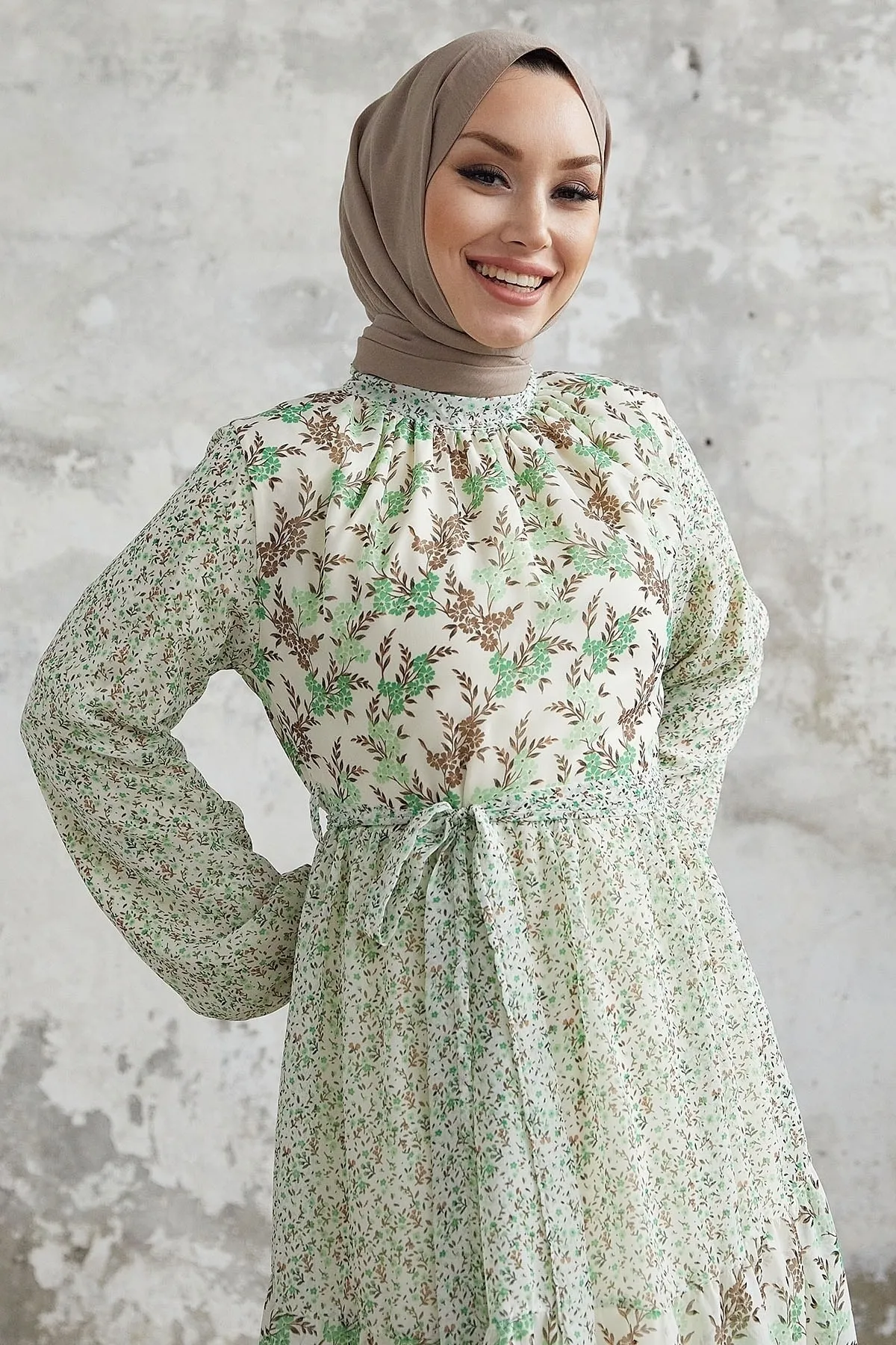 InStyle  Nessa Blumen-Chiffonkleid mit Gürtel – Grün