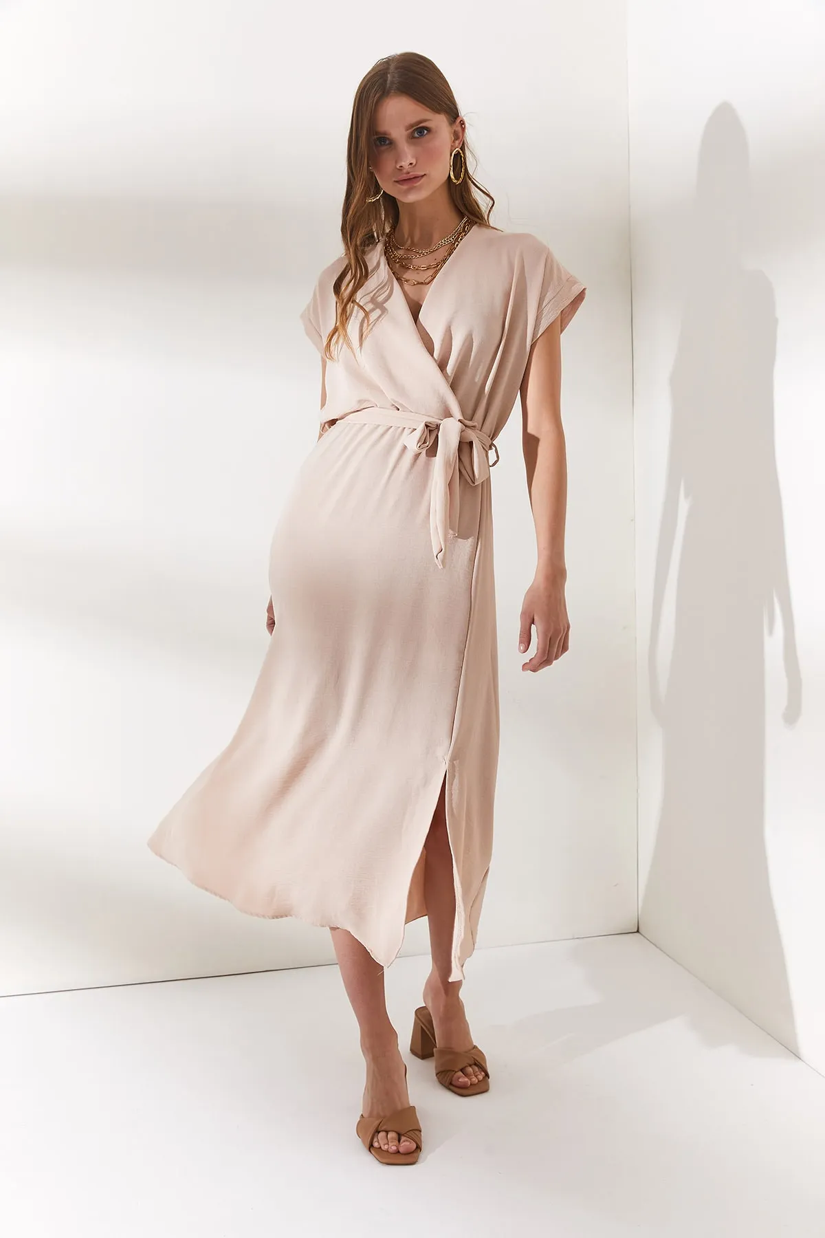Olalook  Cremefarbenes, zweireihiges, gewebtes Kleid mit Gürtel und Schlitz für Damen ELB-19001690