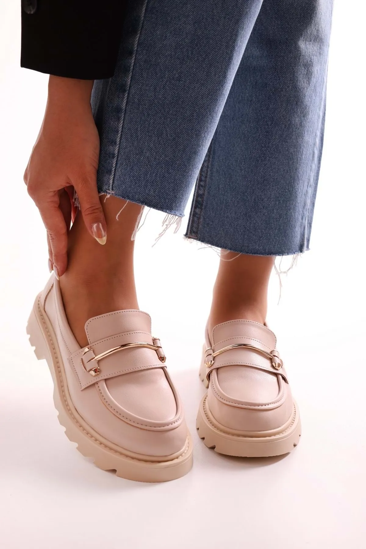 Shoeberry  Damen Martha Beige Skin Loafer mit dicker Sohle und Schnalle Beige Skin
