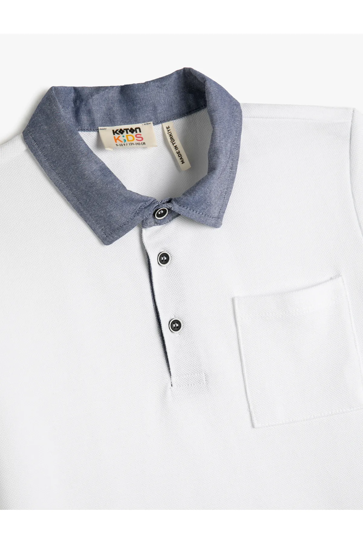 Koton  T-Shirt mit Polo-Ausschnitt, kurzen Ärmeln und einer Tasche aus Baumwolle