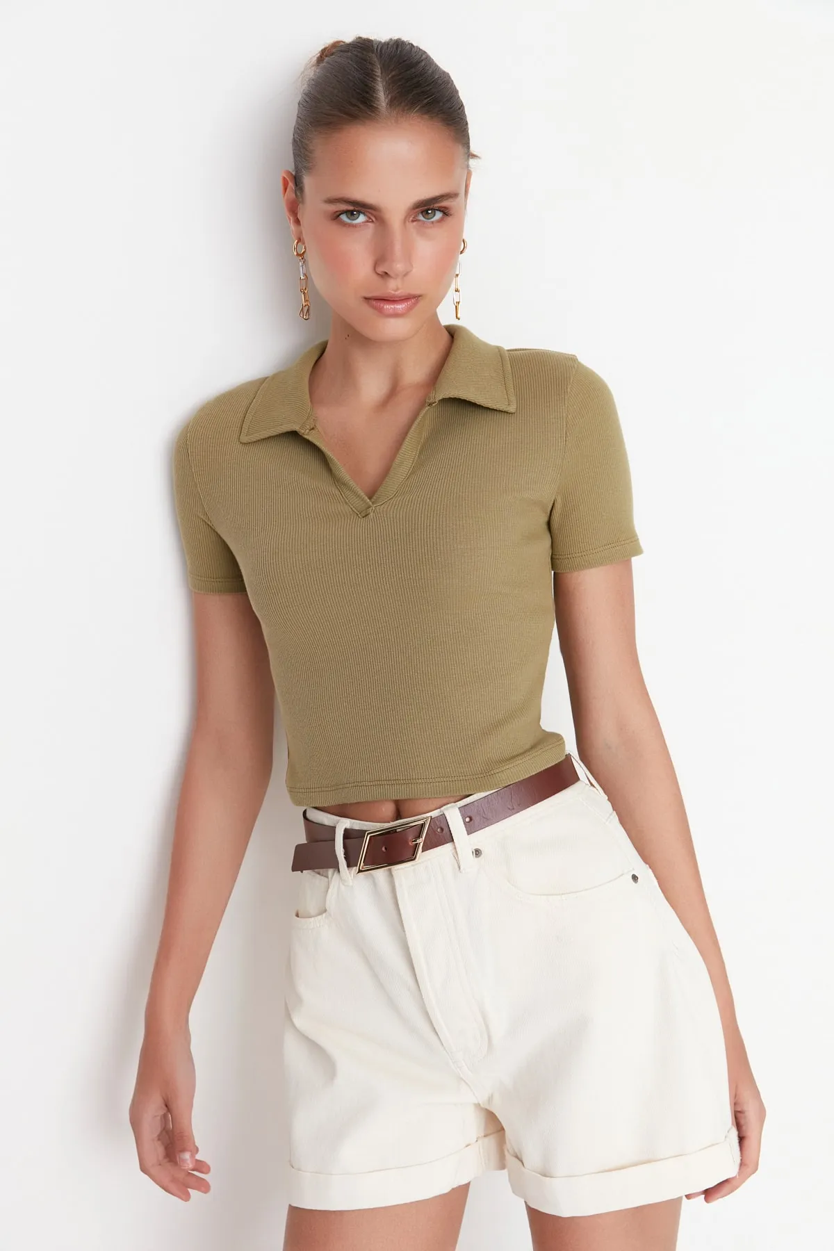 Trendyol Collection  Khakifarbene, eng anliegende, kurze, gerippte, dehnbare Strickbluse mit Polokragen TWOSS21BZ0038