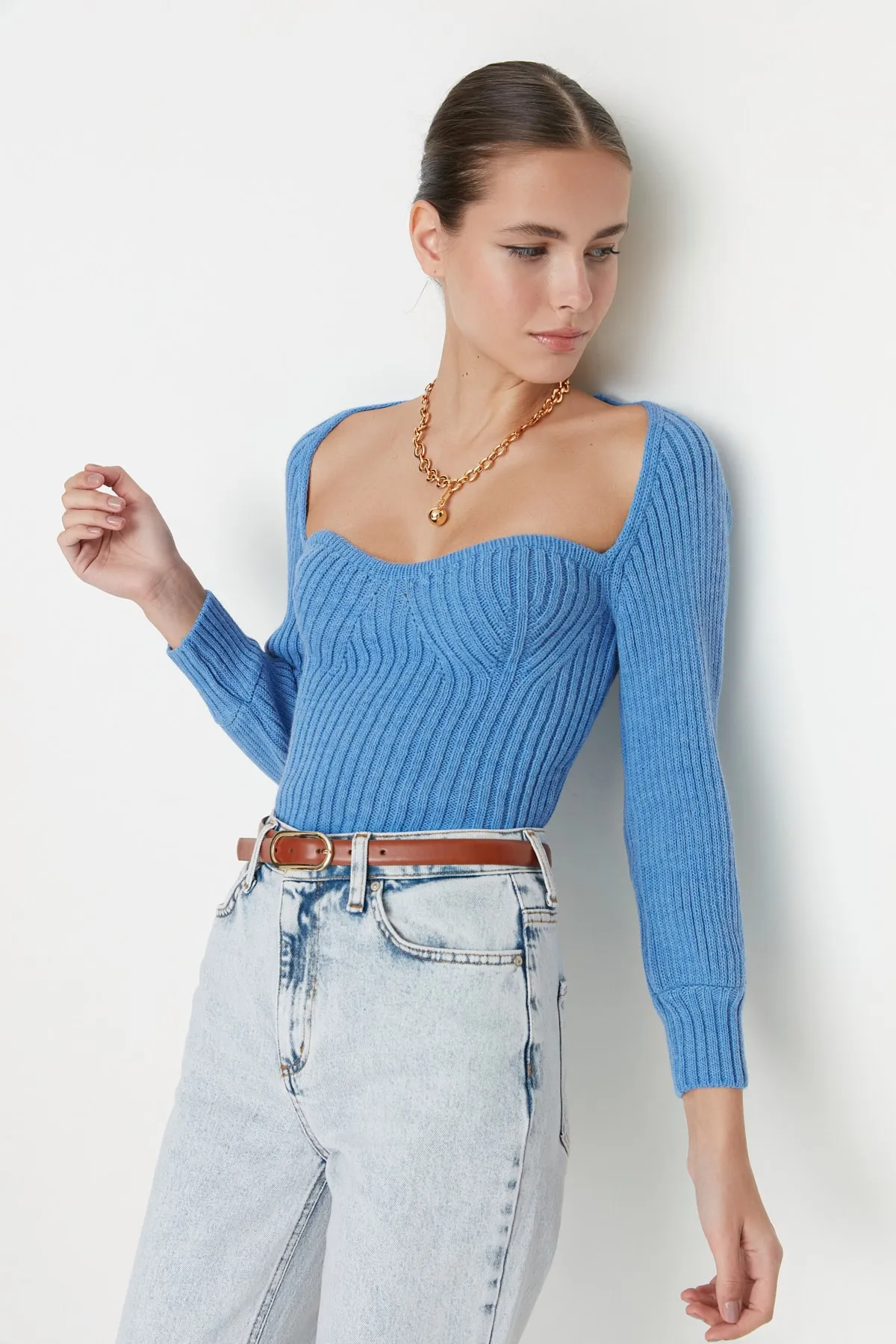 Trendyol Collection  Blauer kurzer Strickpullover mit Herzkragen TWOAW22KZ1760