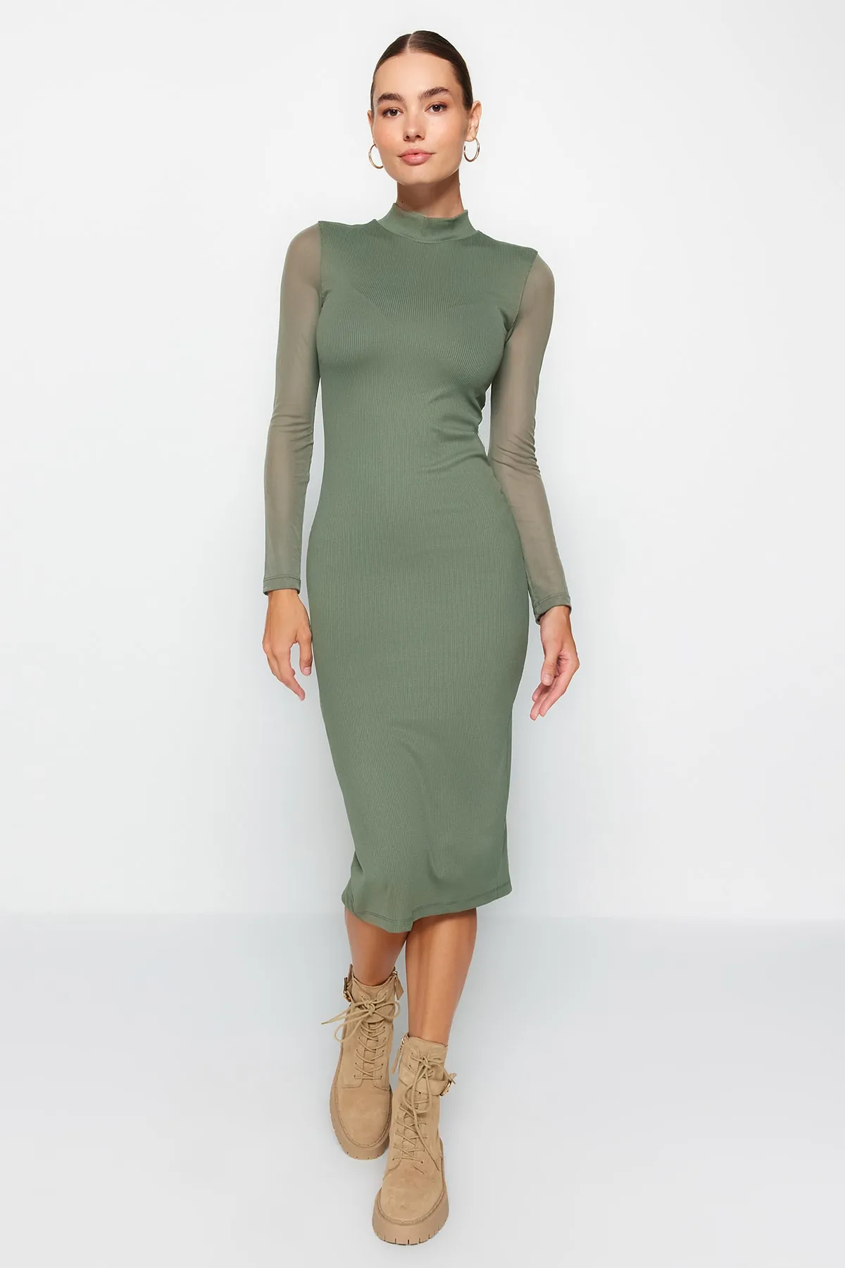 Trendyol Collection  Khakifarbenes, elegant geschnittenes Midi-Tüllkleid mit hohem Kragen und geripptem, flexiblem Strickkleid TWOAW24EL00177