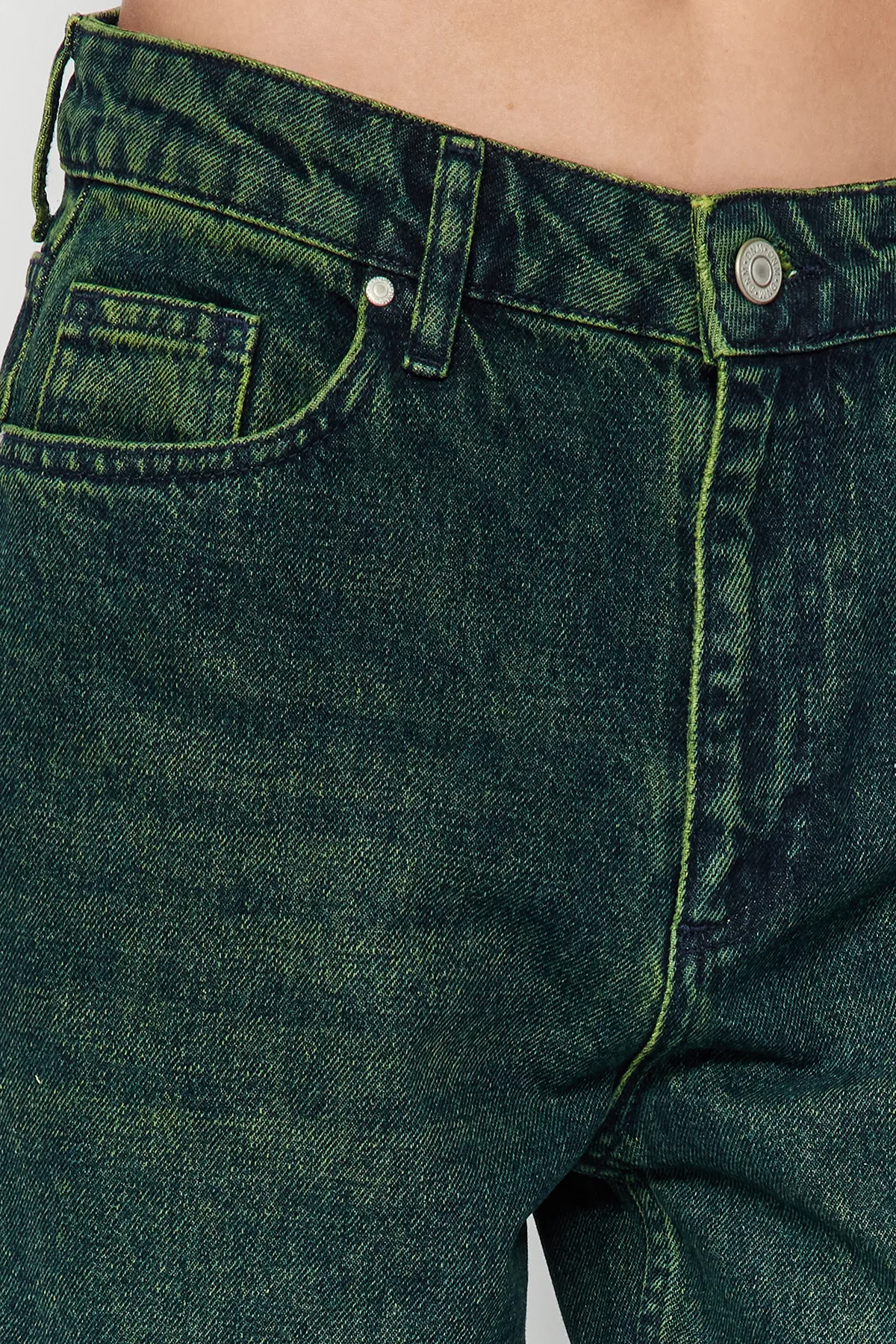 Trendyol Collection  Dunkelblaue Vintage-Jeans mit niedriger Taille und weitem Bein in blassem Effekt TWOAW24JE00304