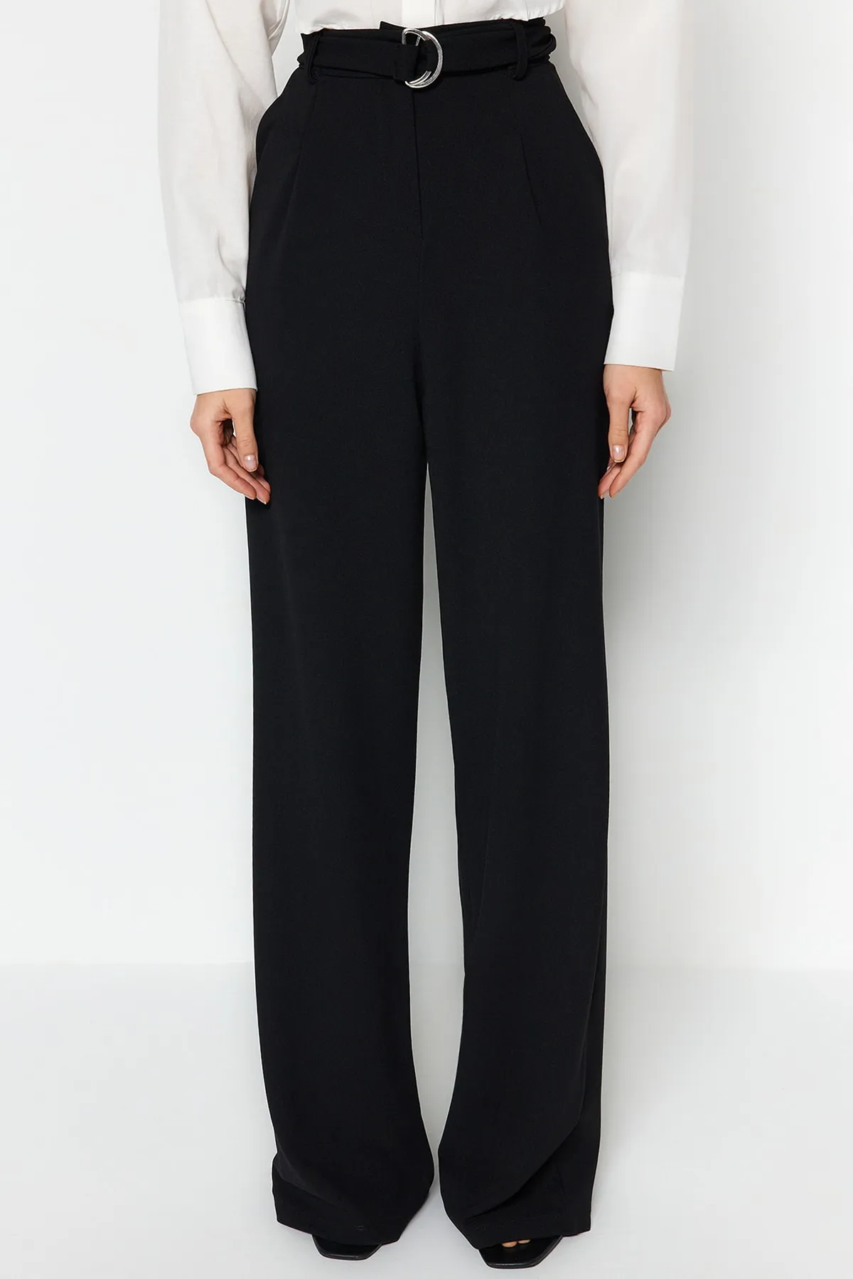 Trendyol Collection  Schwarze Strickhose mit weitem Bein und hohem Bund und Gürtel aus elegantem Kreppstoff TWOSS23PL00330