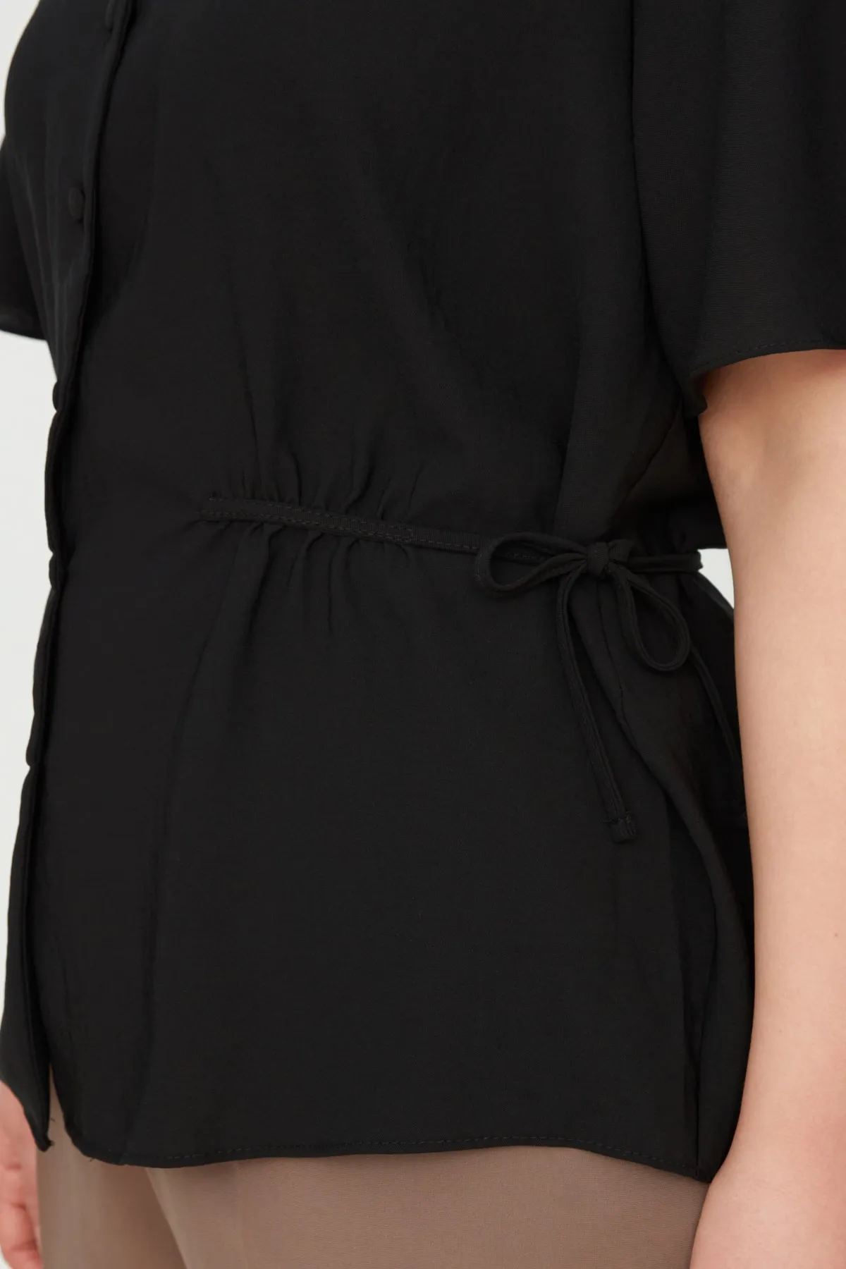 Trendyol Curve  Schwarze gewebte Bluse zum Binden mit V-Ausschnitt TBBSS22BZ0753
