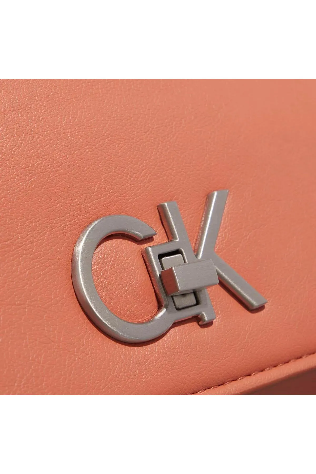 Calvin Klein  Re-Lock Umhängetasche Medium Autumn Leaf