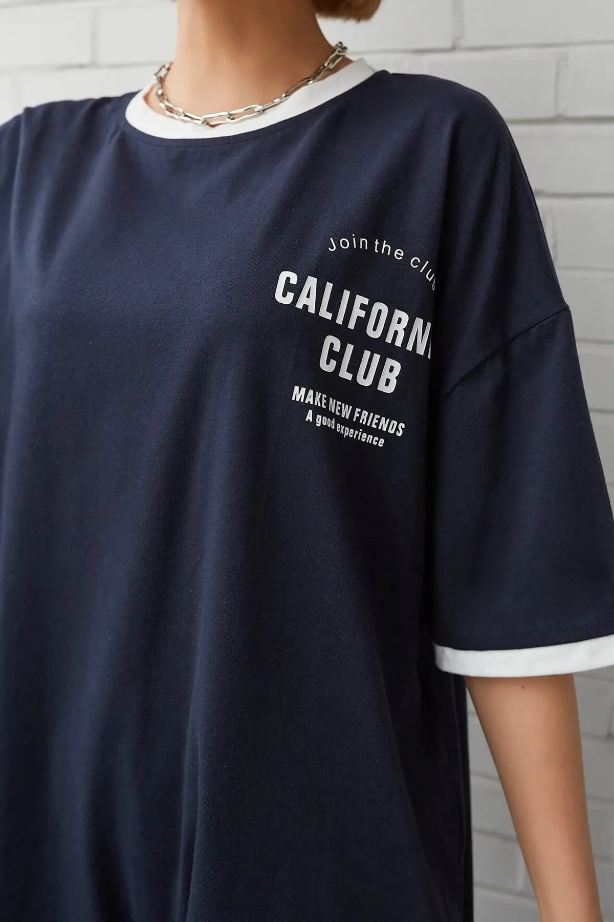 MODAGEN  Unisex-T-Shirt in Marineblau mit Kragen und Ärmeln und detailliertem Aufdruck „California Club“ in Übergröße
