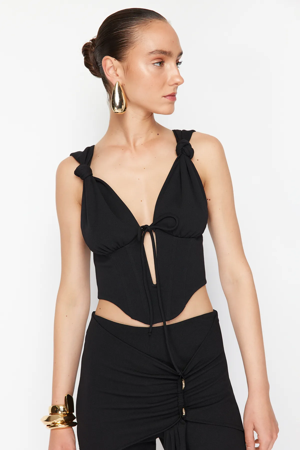 Trendyol Collection  Zeynep Tosun Schwarzes Strick-Bustier – Mit Bügel und Bindedetail TCLSS24BS00003