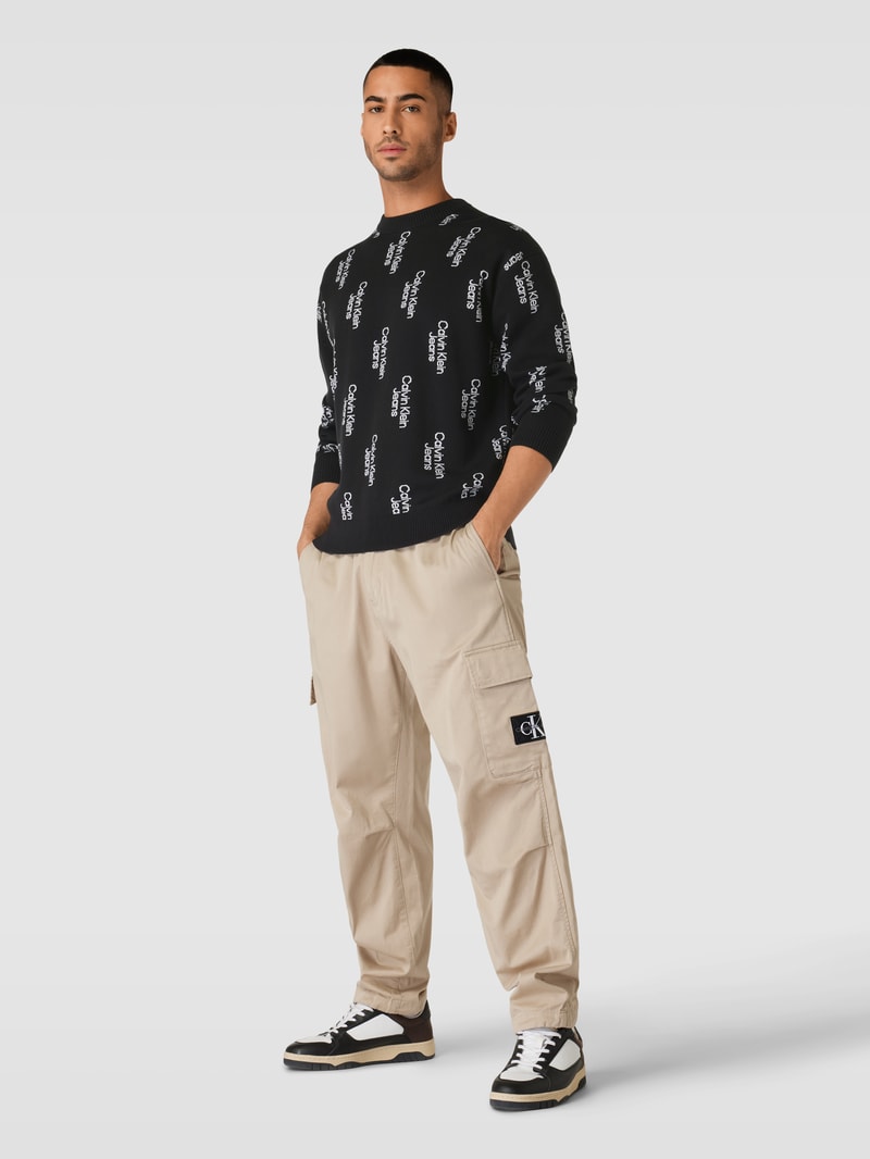 Strickpullover mit Allover-Label-Schriftzügen in black