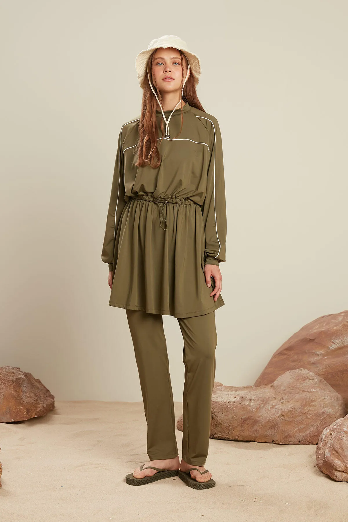 Manuka  HIJAB-BADEHOSE MIT GERADE BEIN, KHAKI