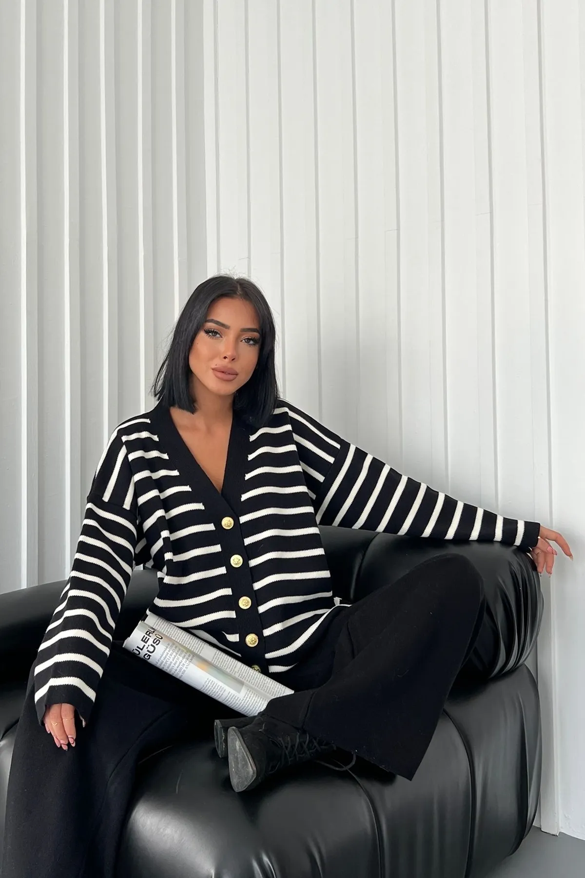 lovebox  Strickjacke aus Strickstoff mit Streifenmuster und Hose mit weitem Bein und hoher Taille, schwarzer Anzug aus Doppelstrick 2502