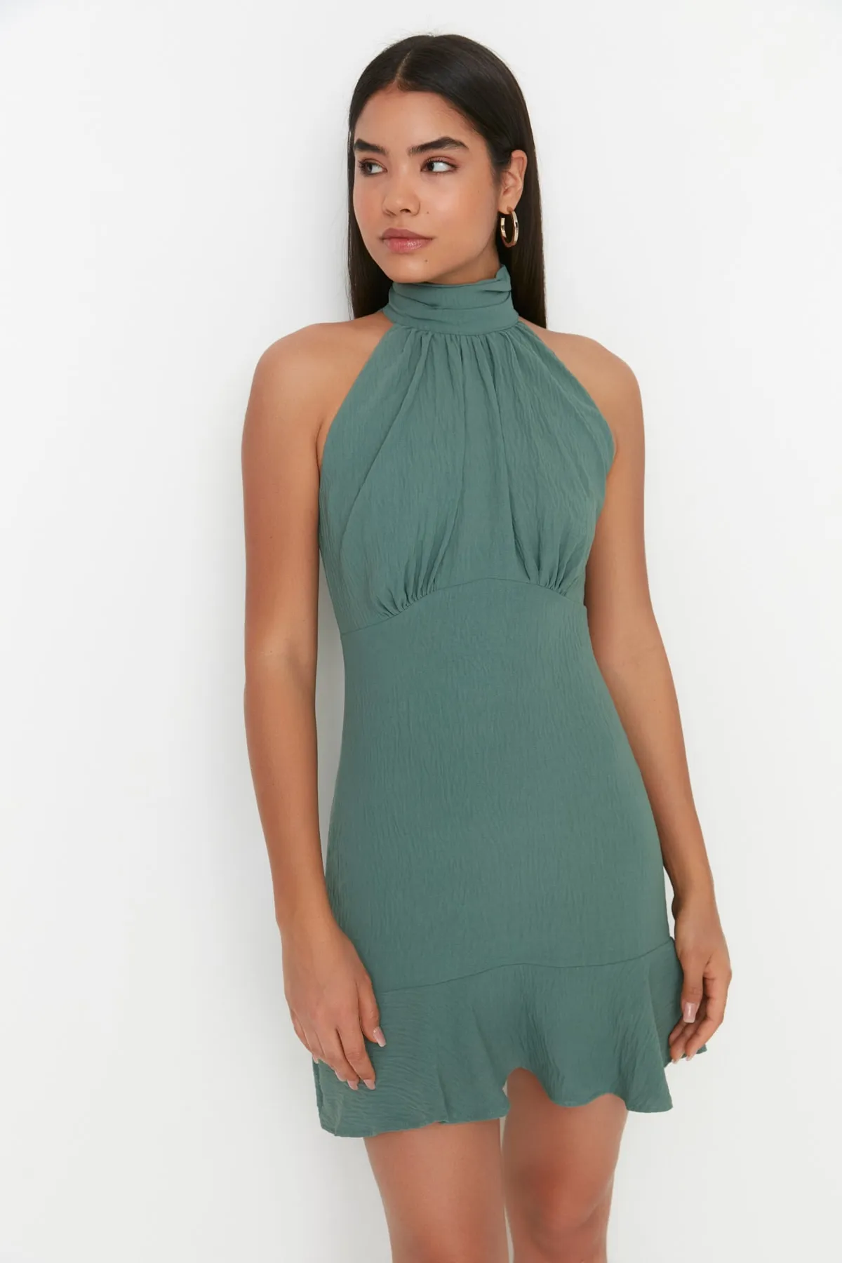 Trendyol Collection  Khakifarbenes, figurbetontes, gewebtes Mini-Neckholder-Kleid TWOSS21EL1538