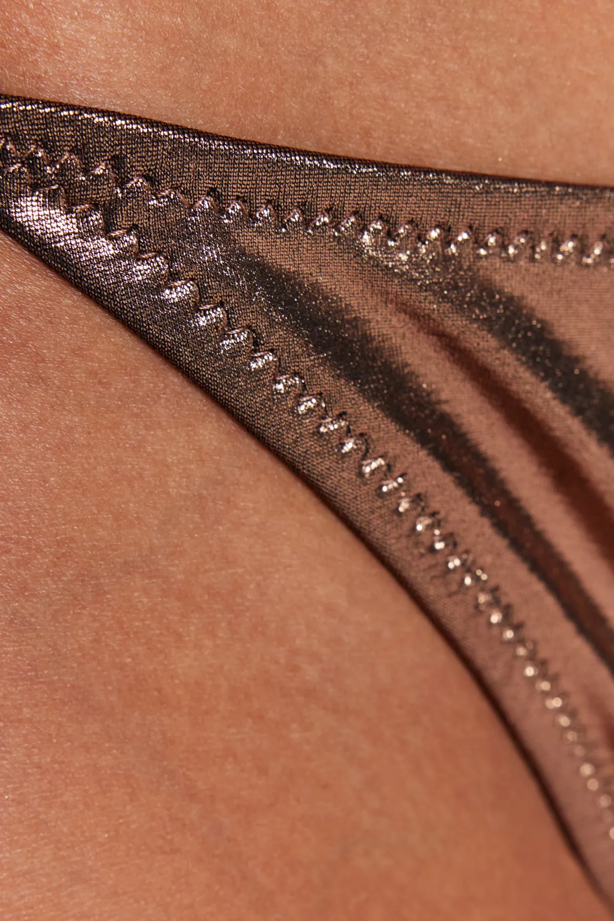 Trendyol Collection  Braune, geschnürte, helllackbedruckte brasilianische Bikinihose TBESS23BA00315