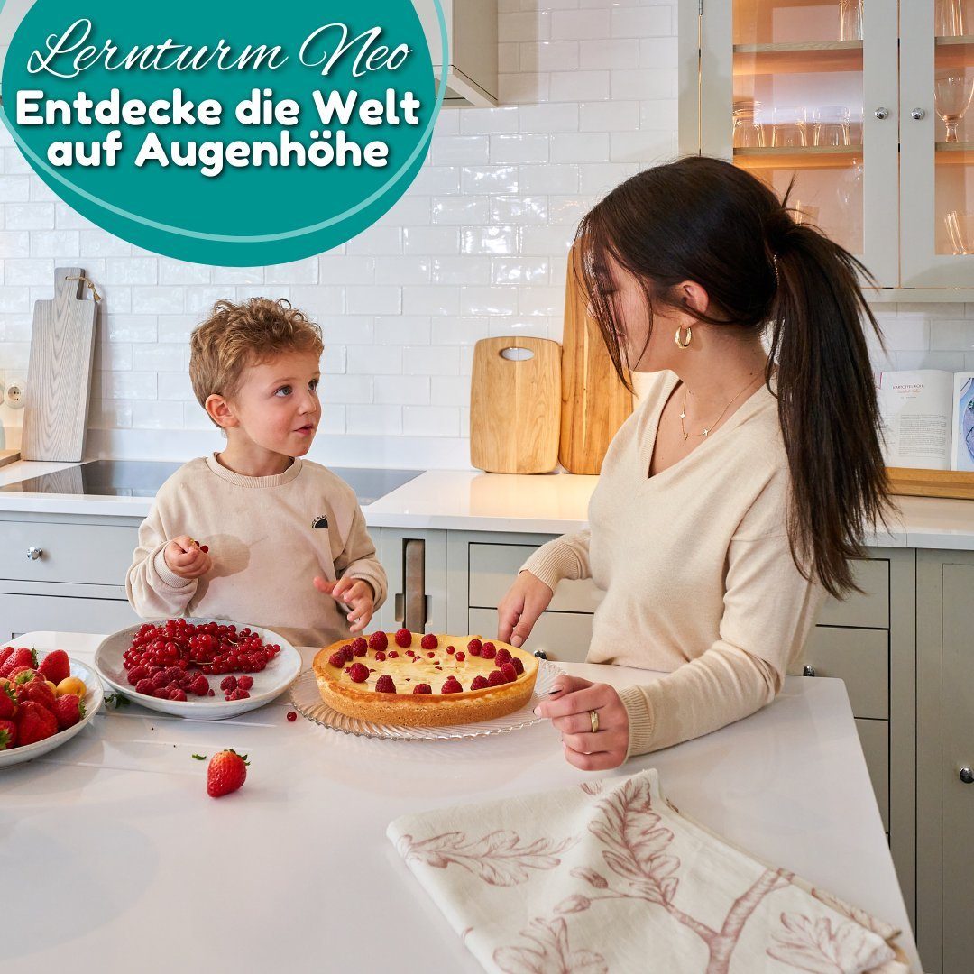 Alavya Home® Stehhilfe NEO I Bestseller mit Bewertung, Lernturm Montessori Küchenhelfer Ständer, Verstellbare Kleinkind Stufen mit Sicherheitsschiene, Mehr Sicherheit bei Kindererziehung, Buchenholz von hoher Qualität in weiß, PEFC-zertifiziert I Mad