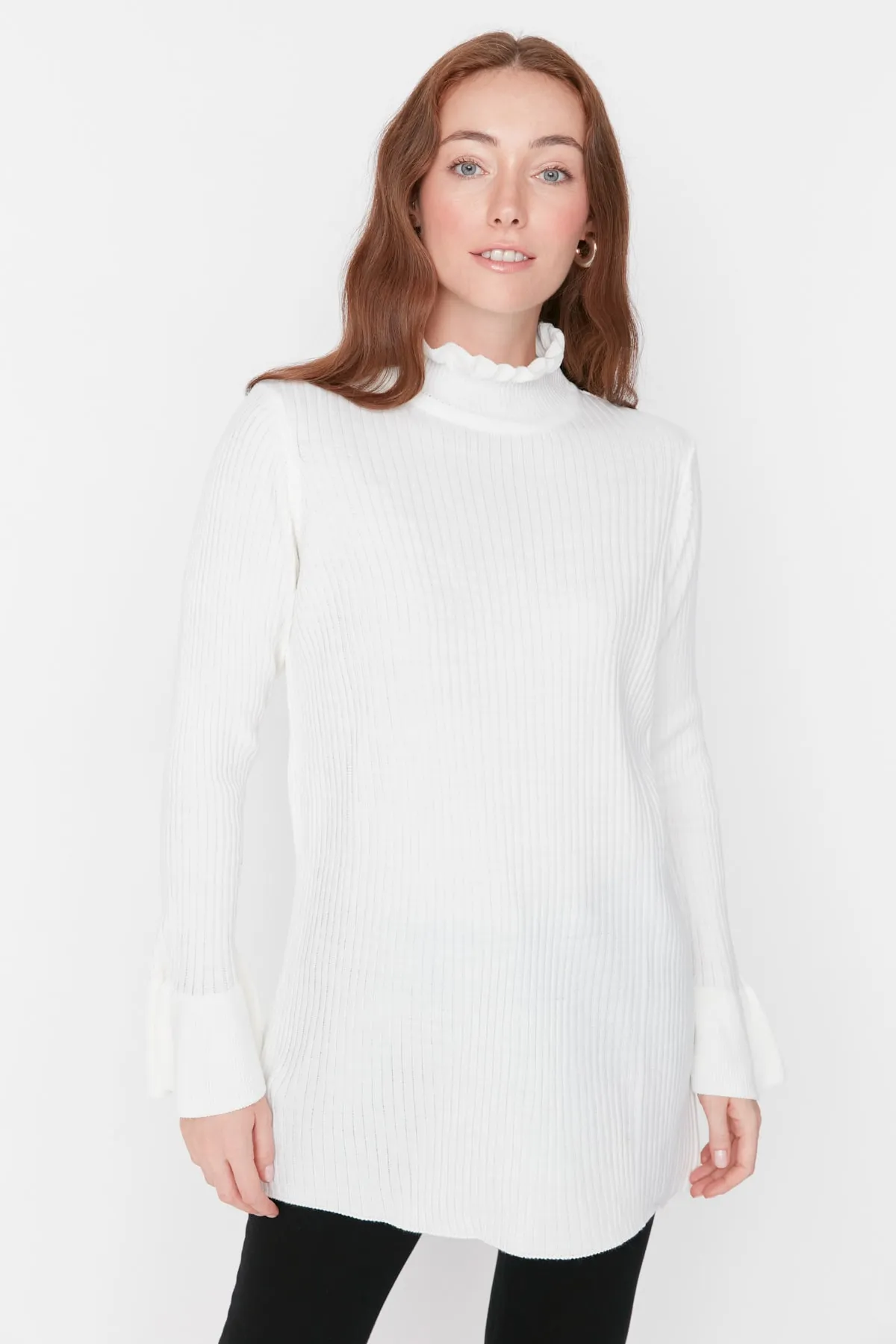 Trendyol Modest  Ecrufarbener Strickpullover mit hohem Kragen TCTAW23AK00039