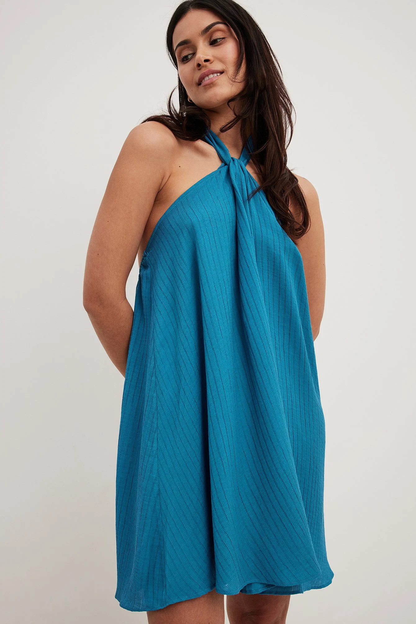 Strukturiertes Minikleid mit Neckholder