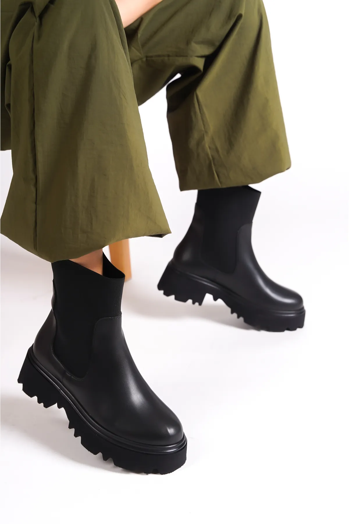 Capone Outfitters  Damenstiefel mit runder Zehenpartie und elastischer Trak-Sohle