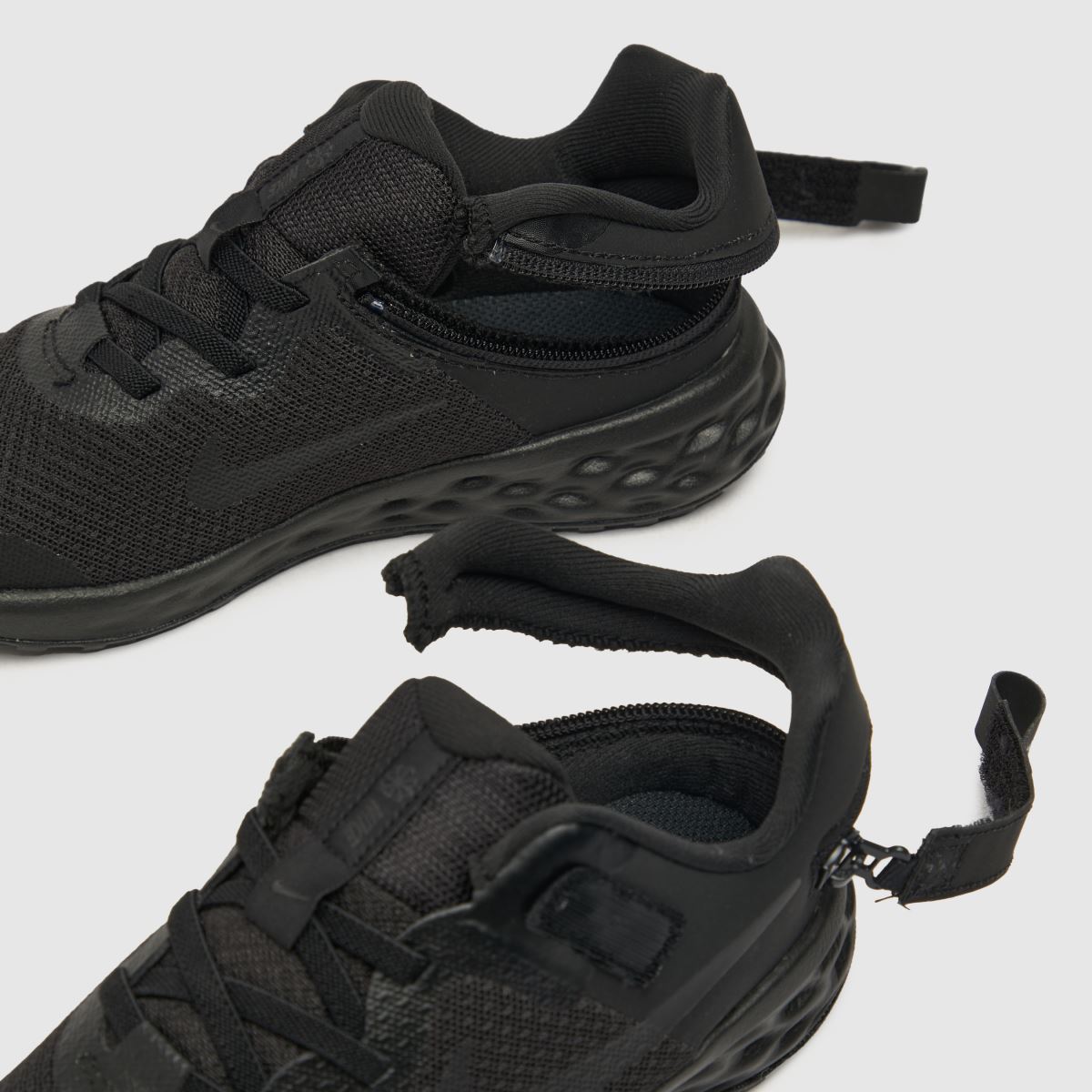 Črni športni copati Nike Revolution 6 Flyease za otroke