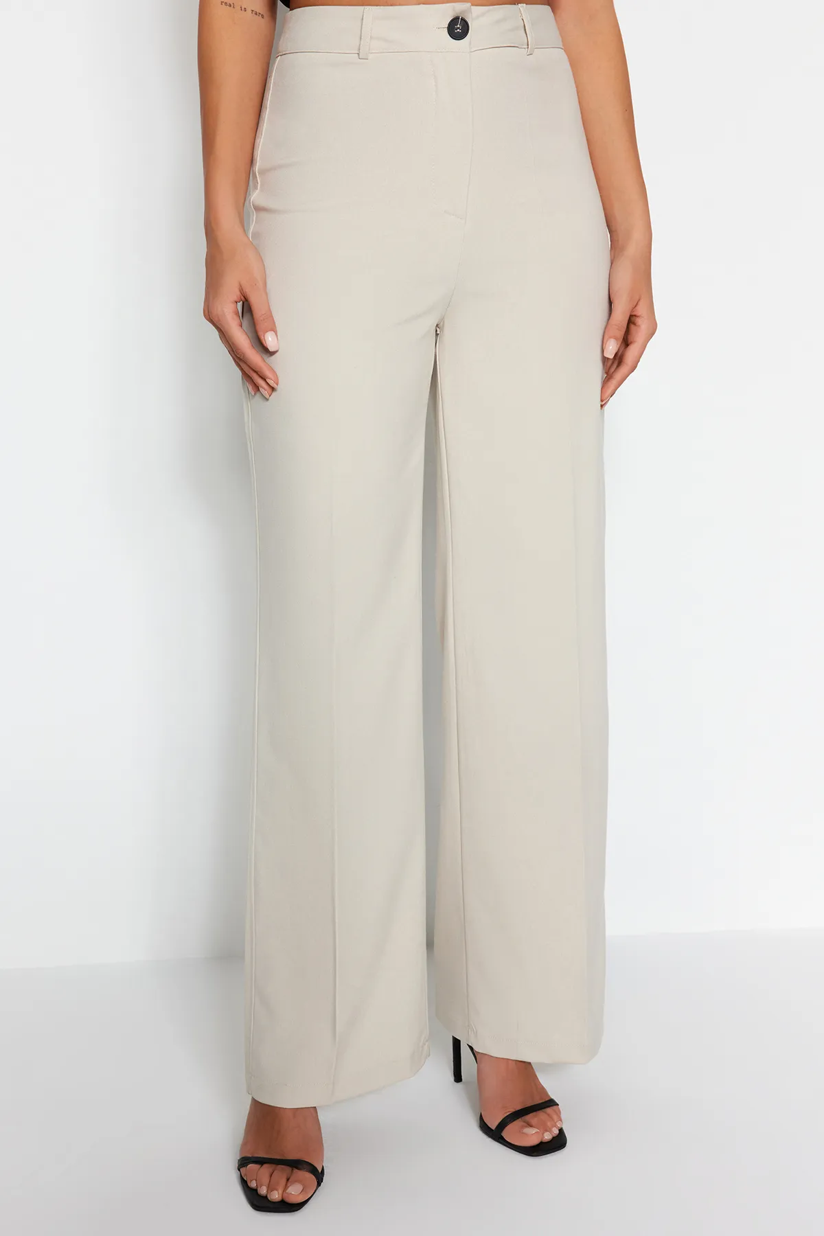 Trendyol Collection  Beige gewebte Hose mit weitem Bein und hoher Taille TWOSS23PL00314