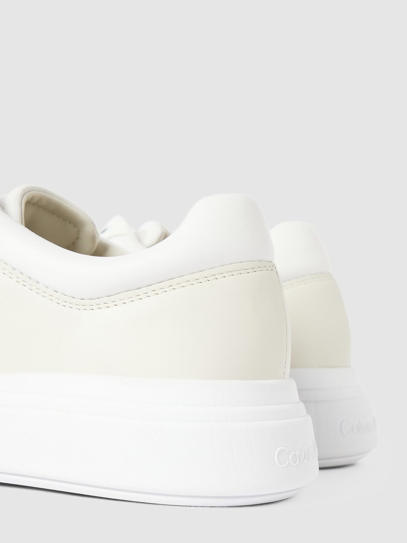 Sneaker mit Label-Details in weiß