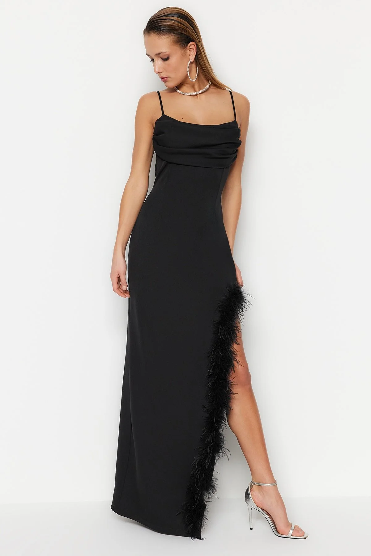 Trendyol Collection  Schwarzes, gewebtes, durchbrochenes, langes Abendkleid TPRSS23AE00032