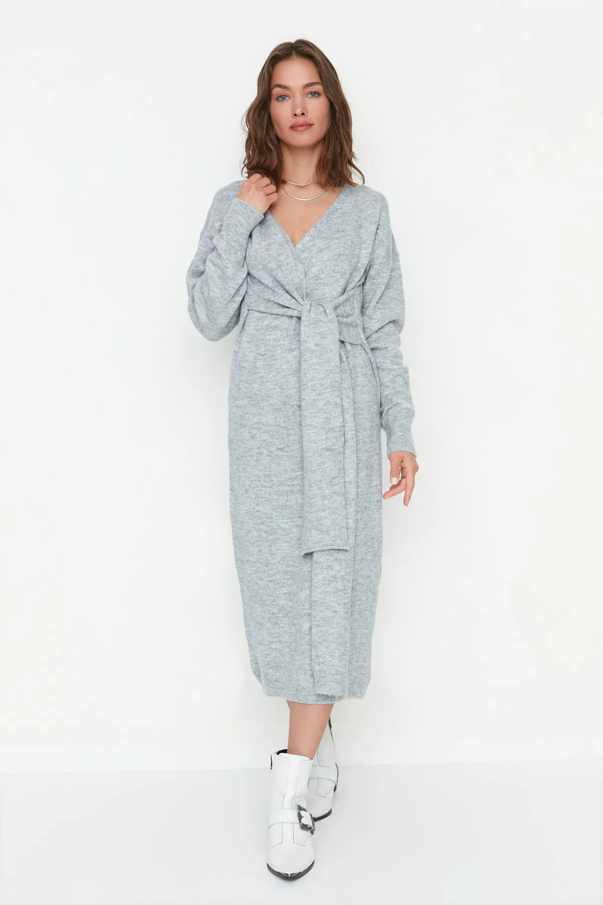 Trendyol Collection  Graues Maxi-Strickkleid mit zweireihigem Kragen und Bindeband TWOAW21EL0260