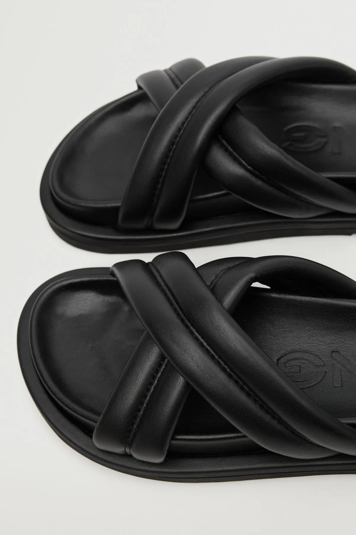 MANGO  Schwarze Damensandalen 27054399