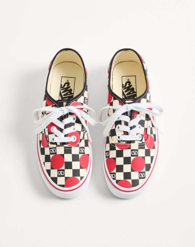Tênis de cano baixo Valentino Garavani e Vans em tecido com estampa xadrez VLogo e detalhes em poá.