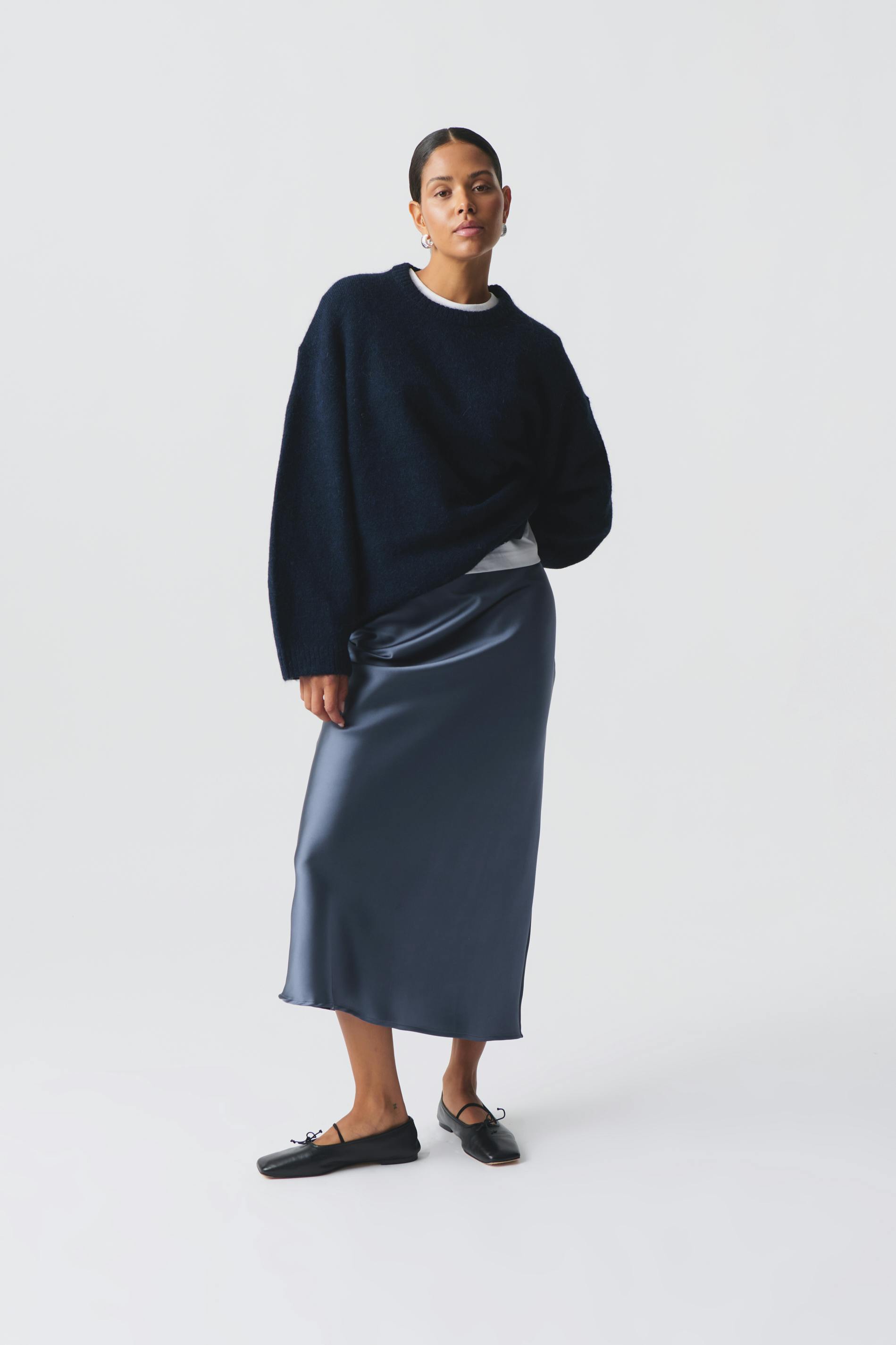 Elastic satin midi skirt