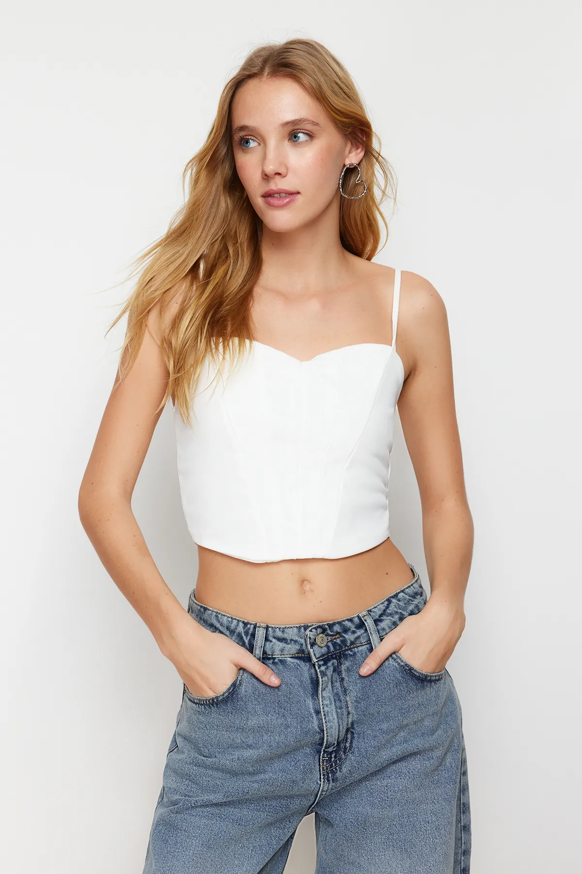 Trendyol Collection  Weißes, eng anliegendes Bustier aus Krepp-Strick mit kurzen Trägern TWOSS23BS00036