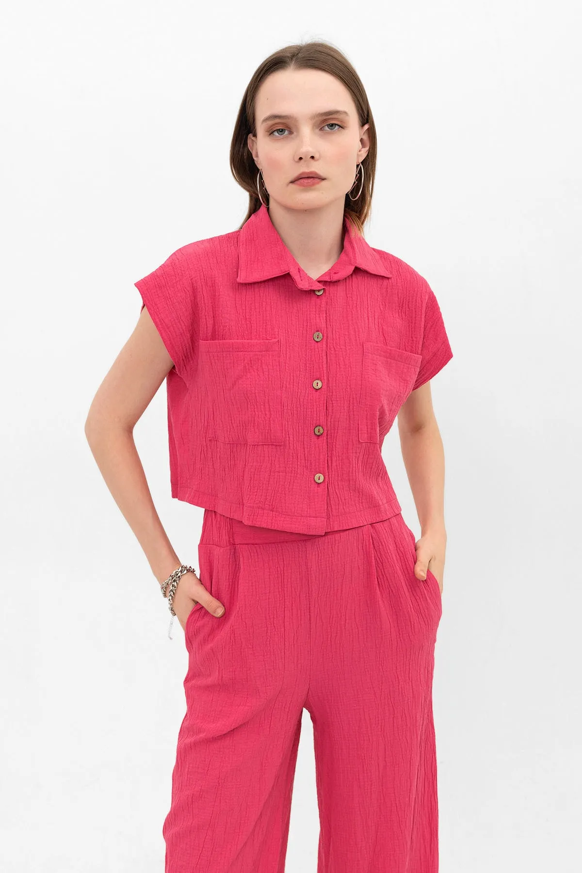 Domoda  Fuchsiafarbenes Crop-Hemd mit Knöpfen und Palazzo-Hosen mit weitem Bein