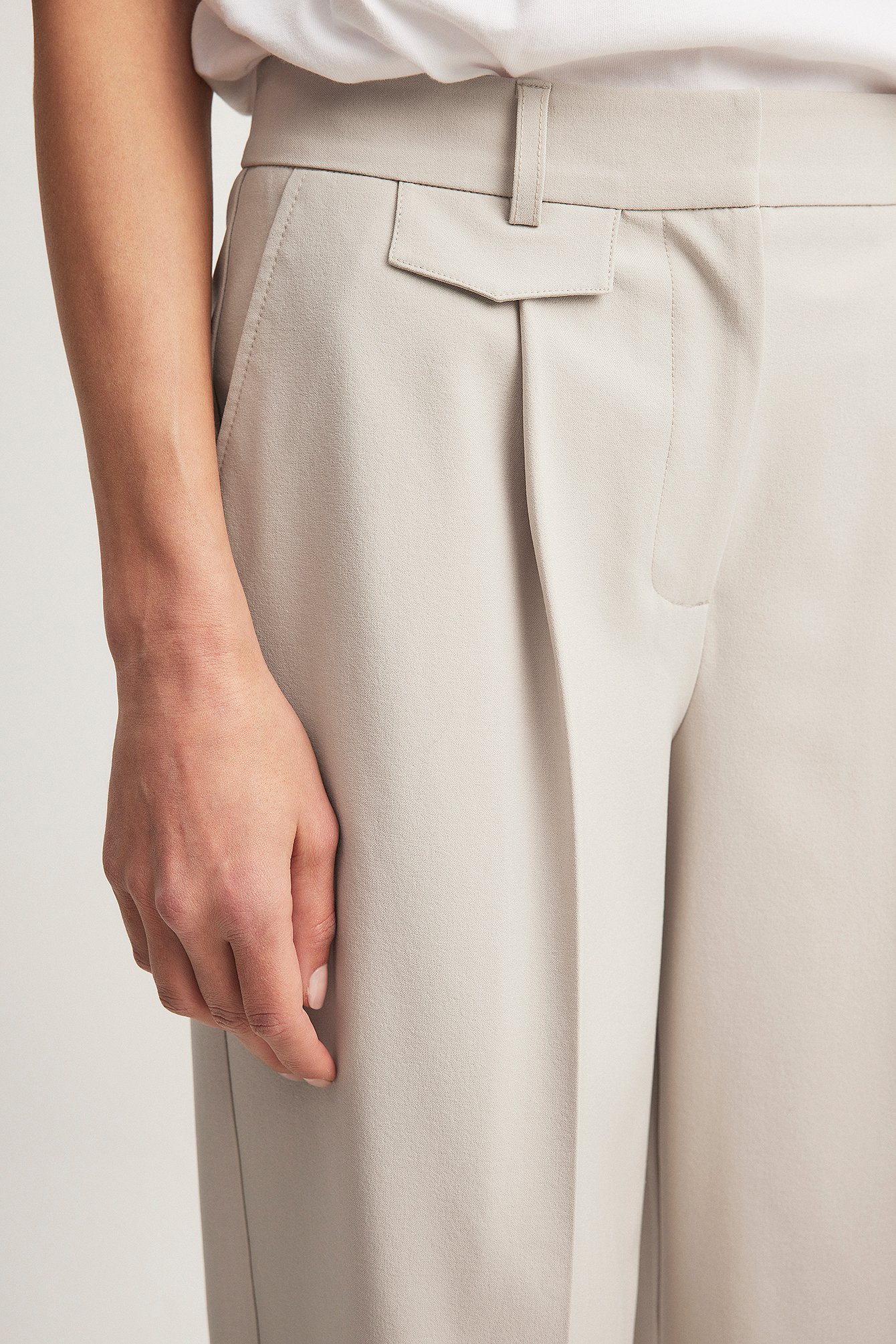 Anzughose mit mittlerer Taille und Fronttaschen